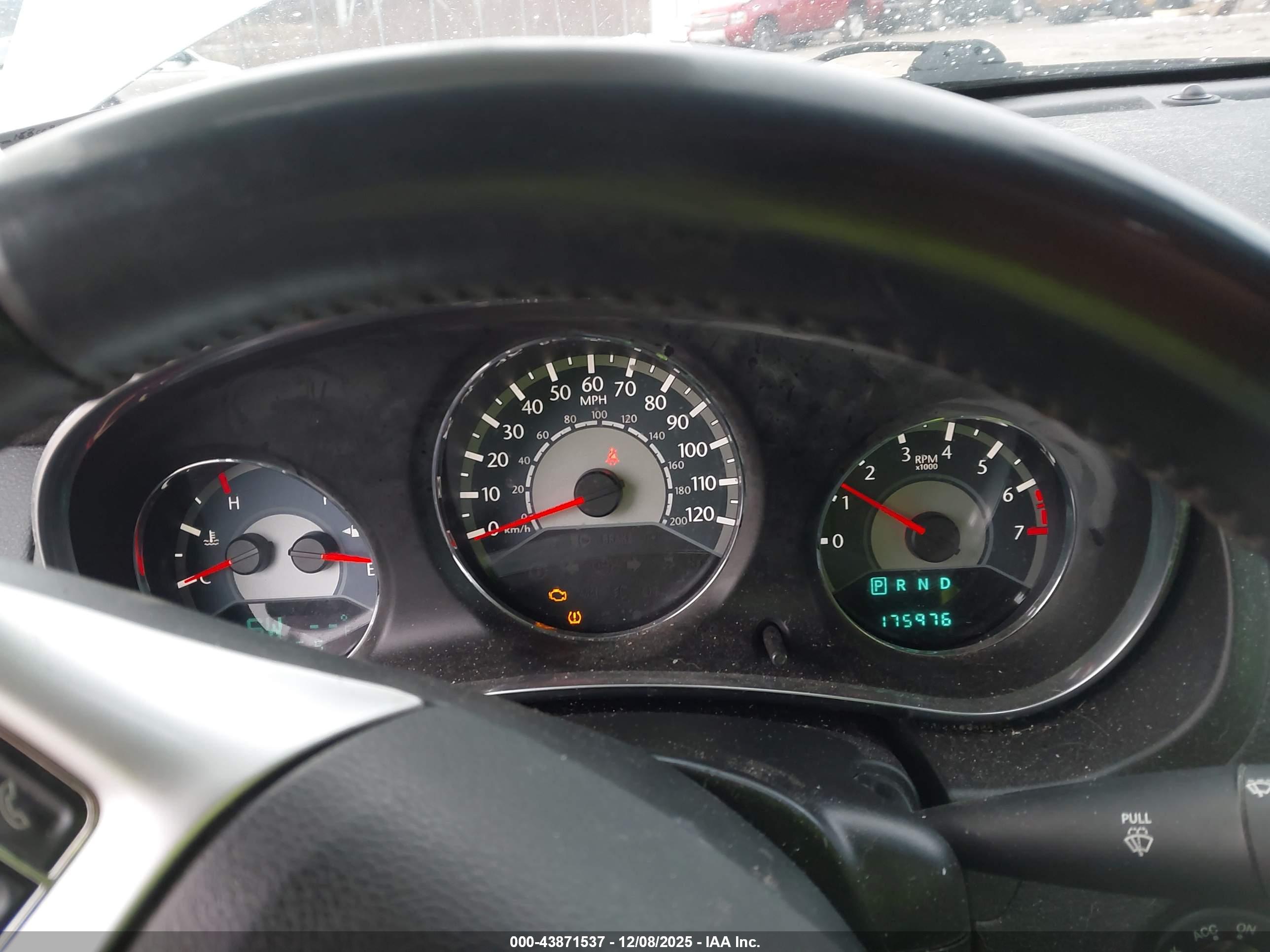 CHRYSLER 200 image 7