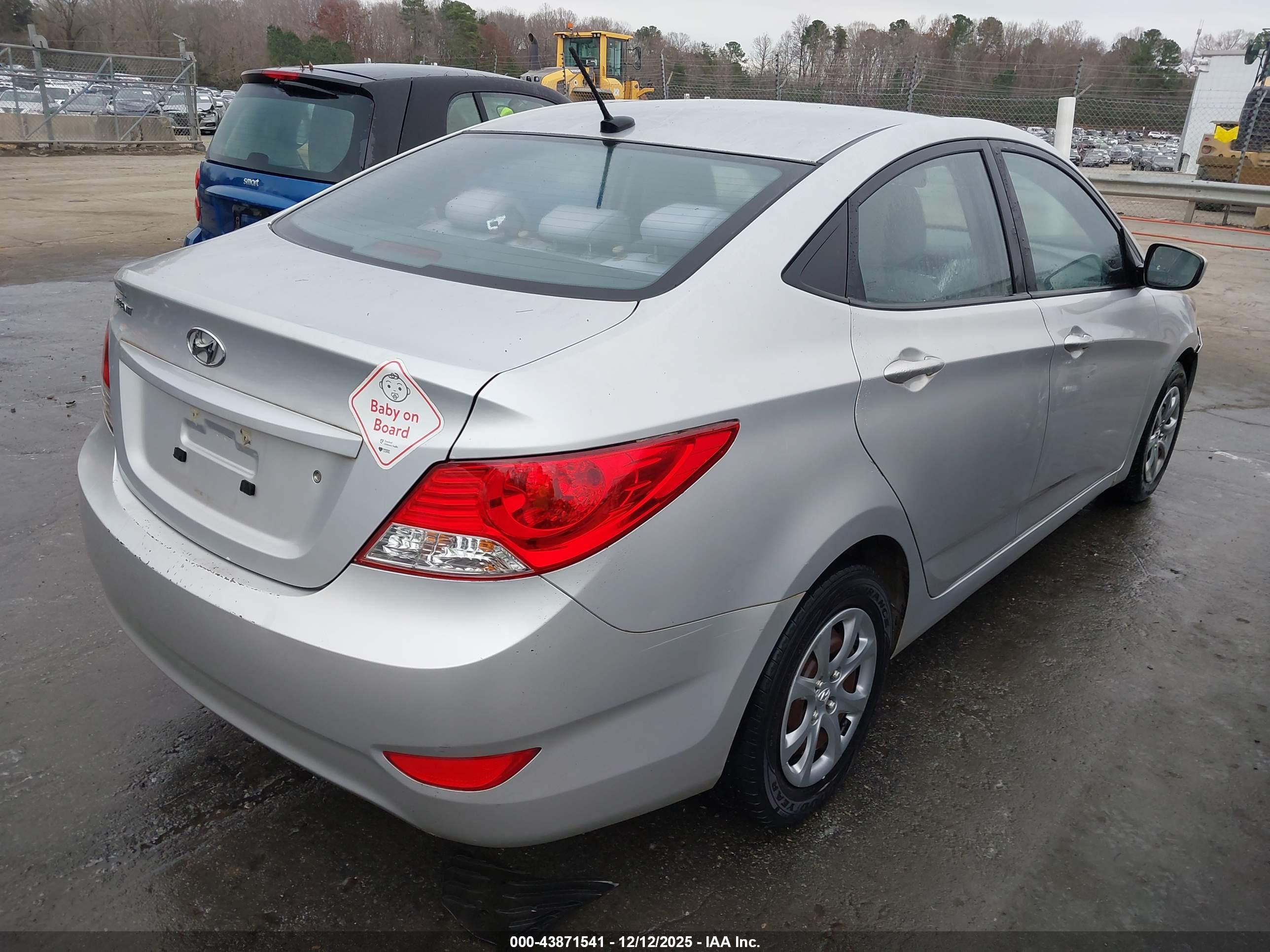 HYUNDAI ACCENT image 4