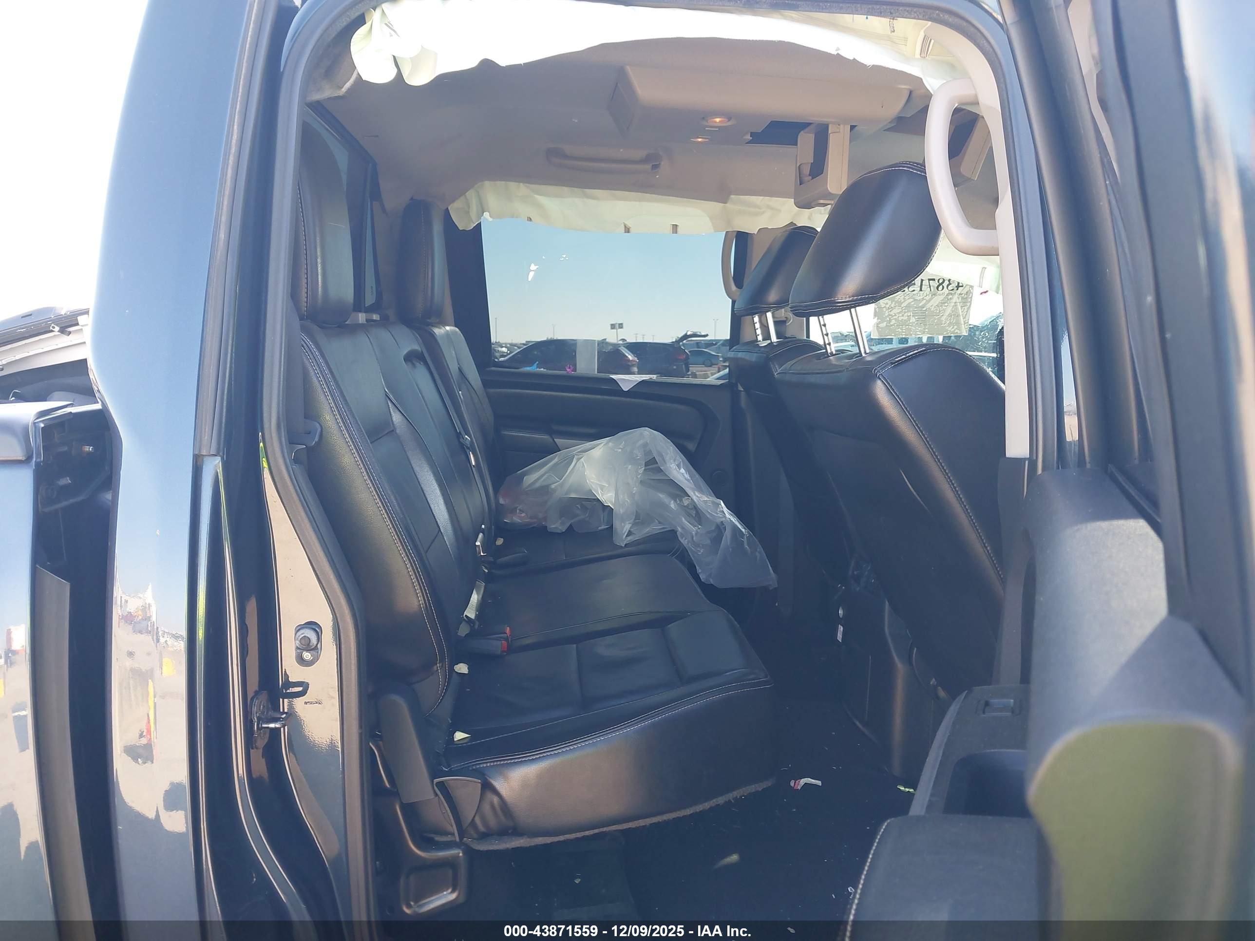 NISSAN TITAN image 8