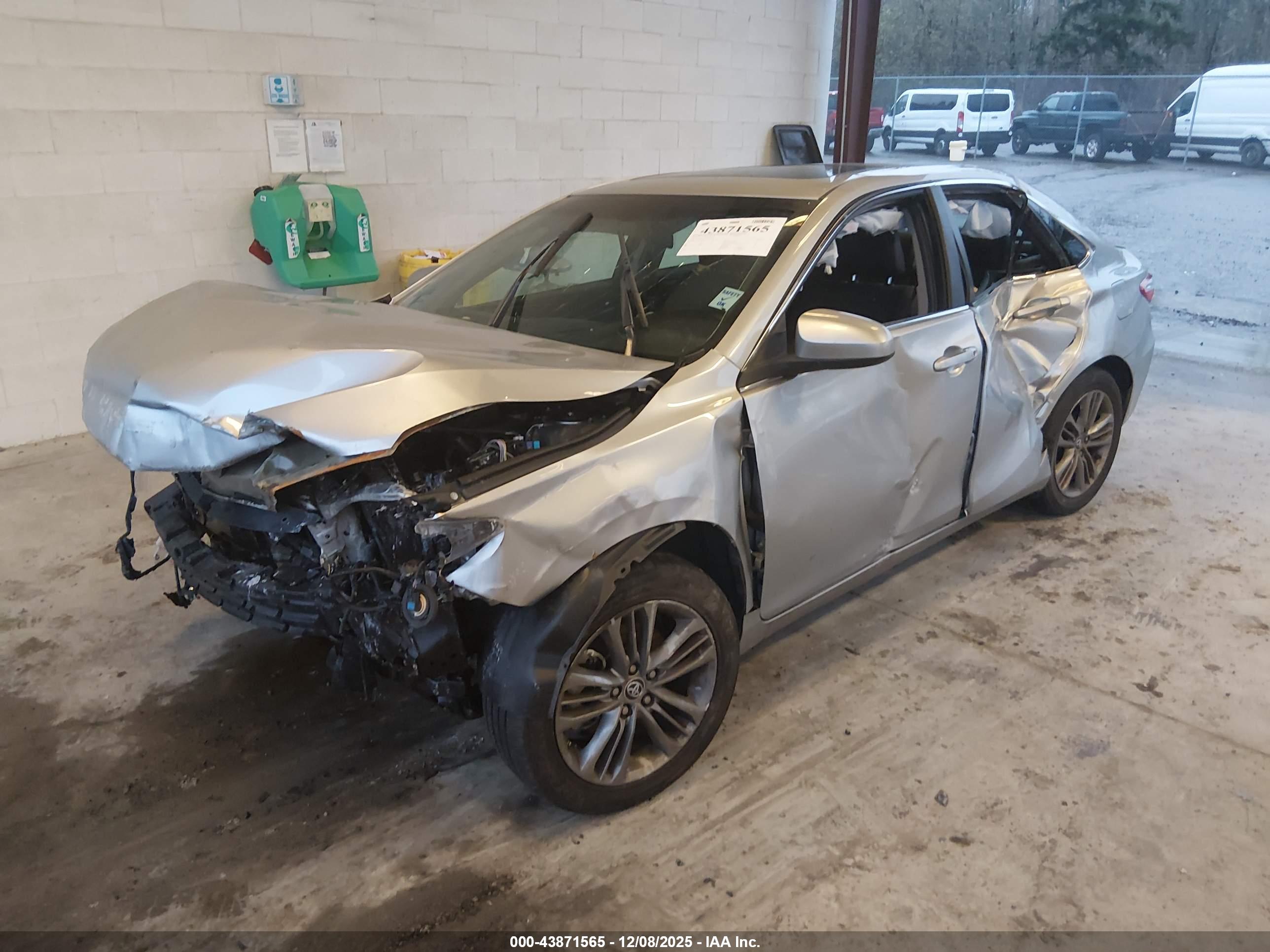 TOYOTA CAMRY image 2