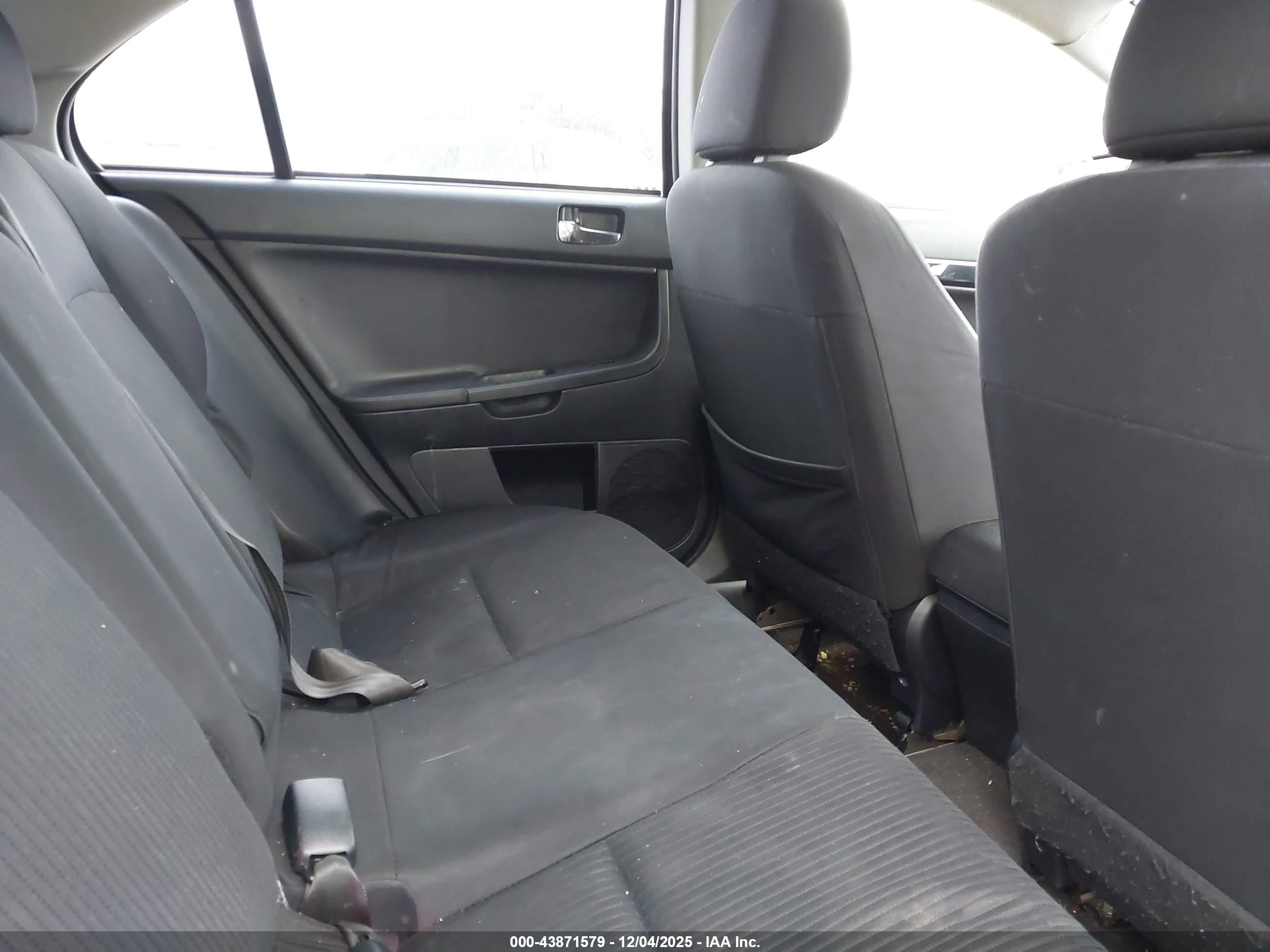 MITSUBISHI LANCER image 8