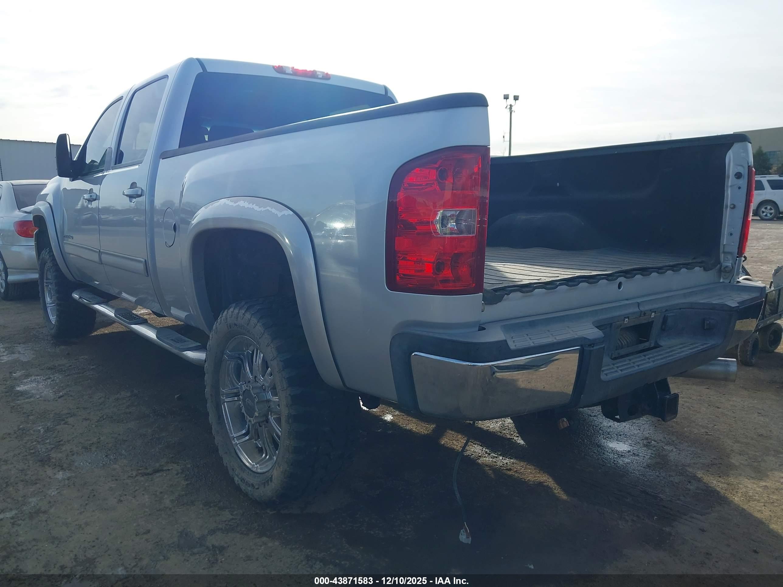 CHEVROLET SILVERADO image 3