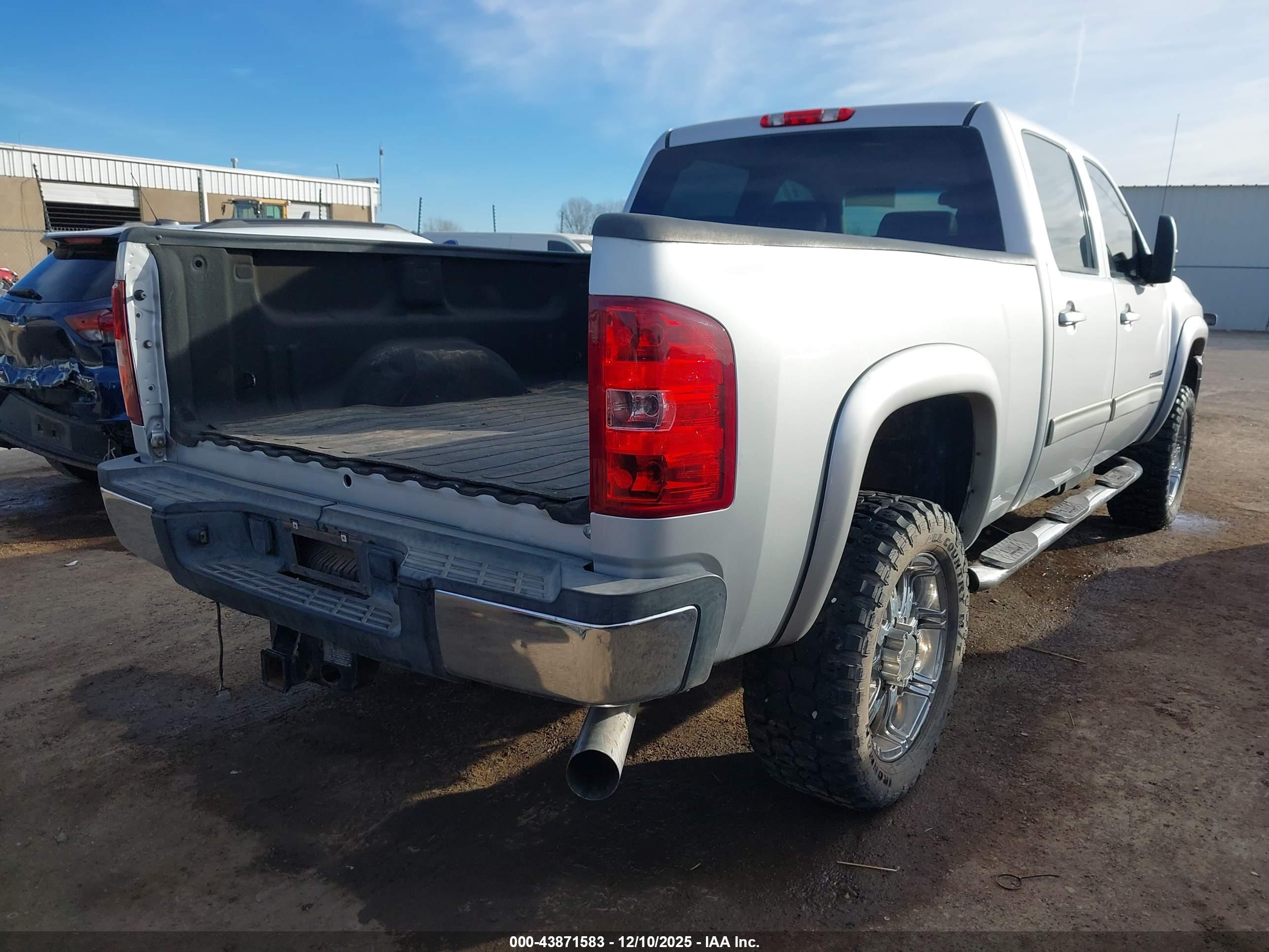 CHEVROLET SILVERADO image 4