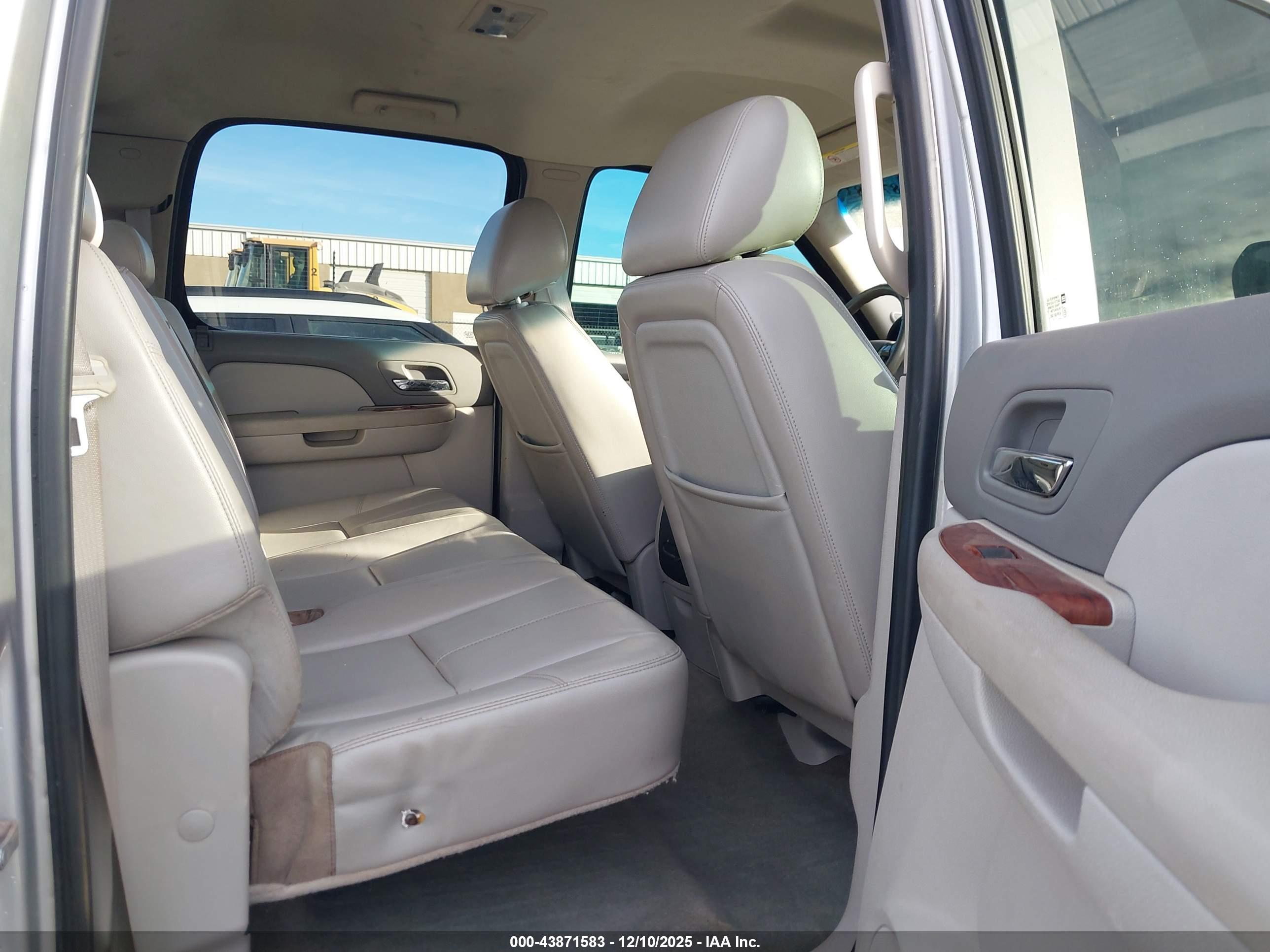 CHEVROLET SILVERADO image 8