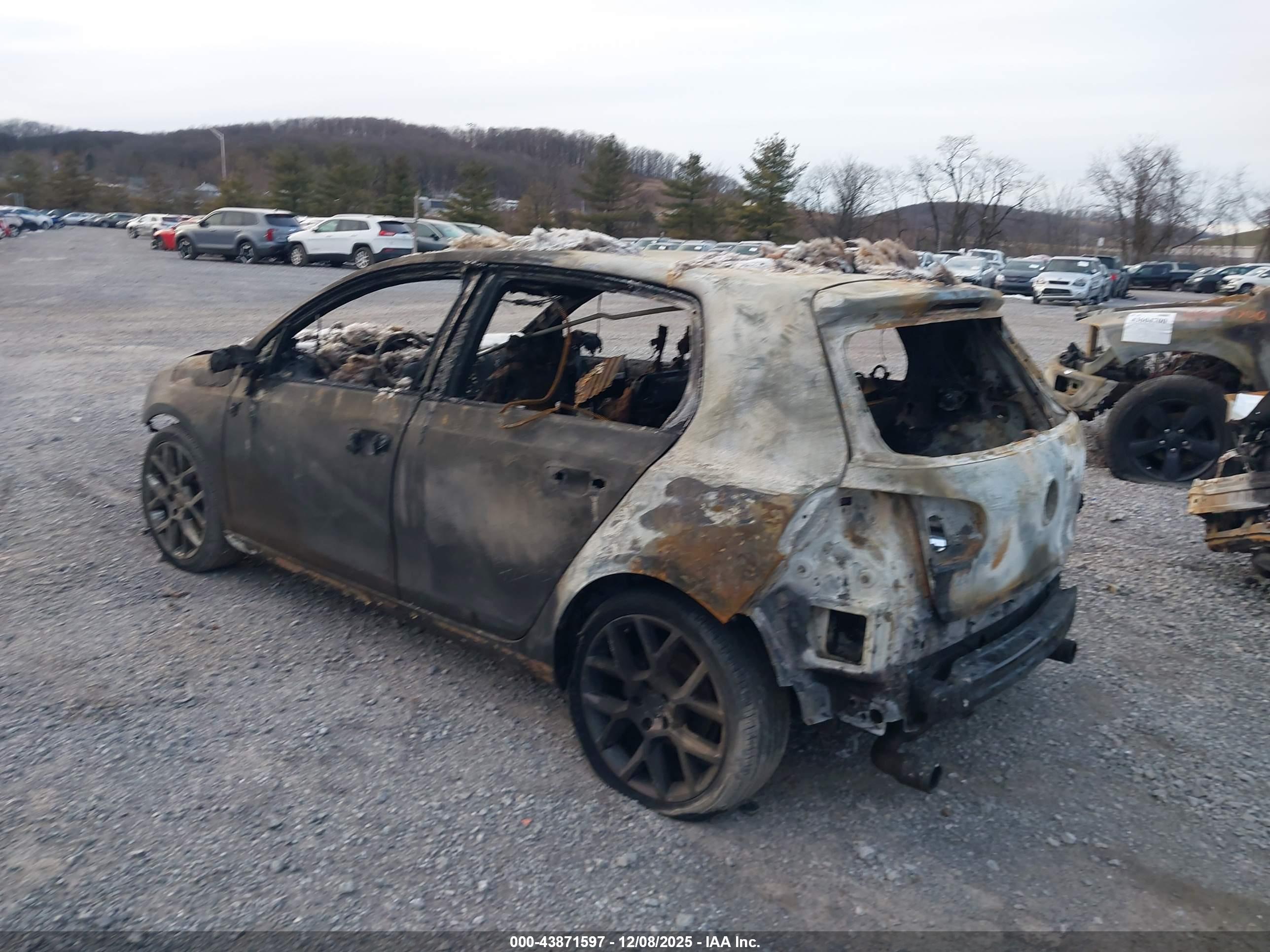 VOLKSWAGEN GTI image 3