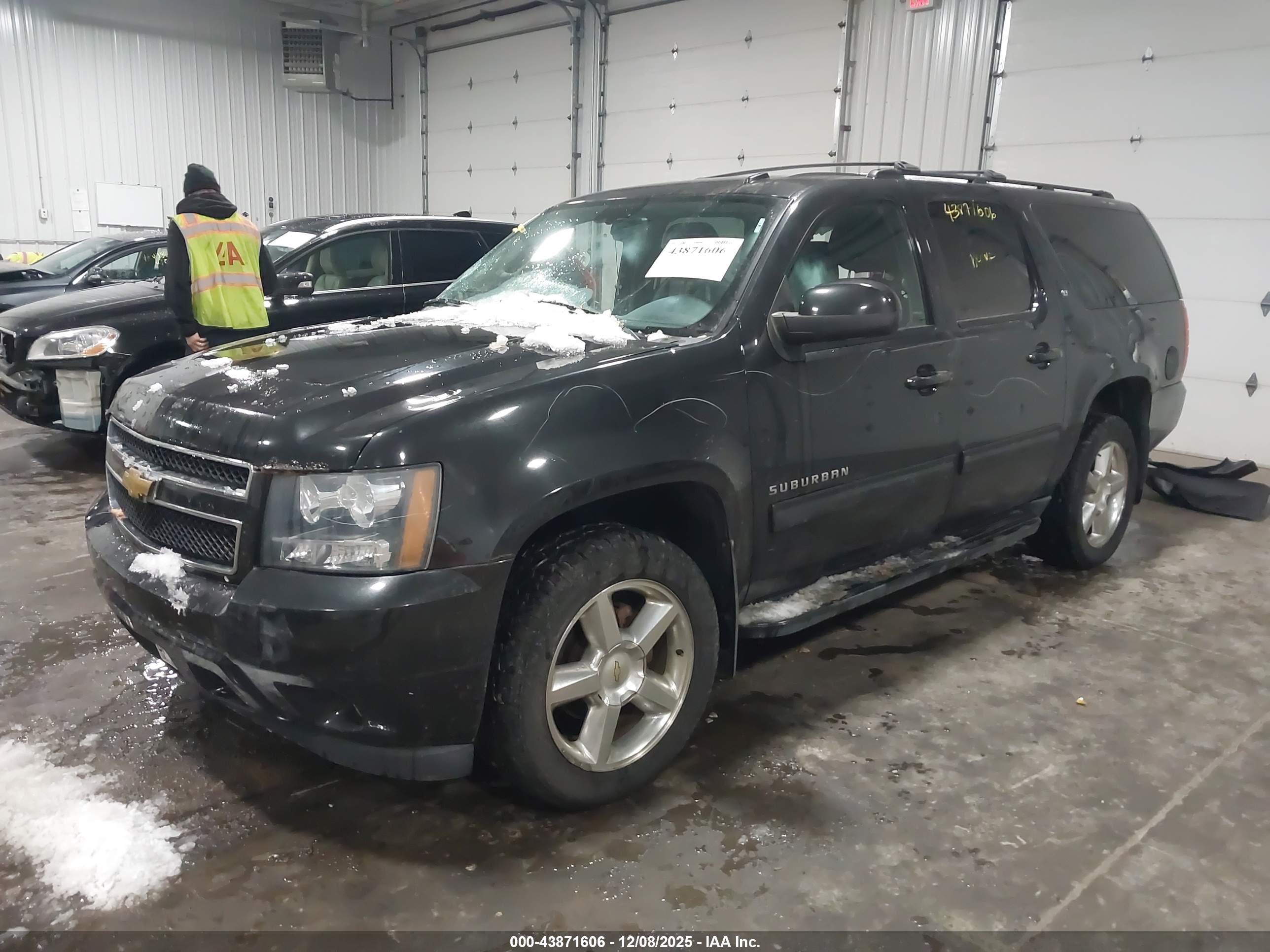 CHEVROLET SUBURBAN image 2