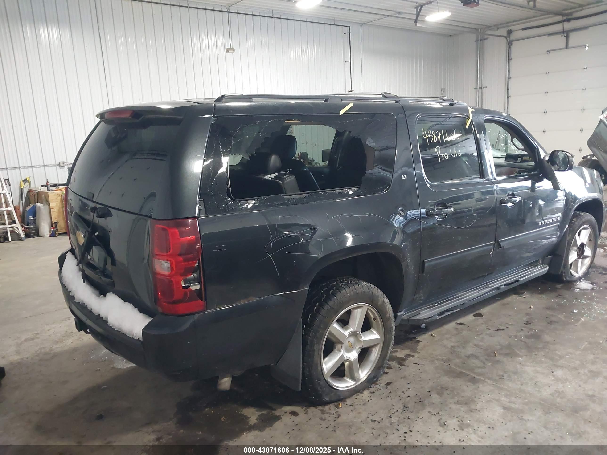 CHEVROLET SUBURBAN image 4