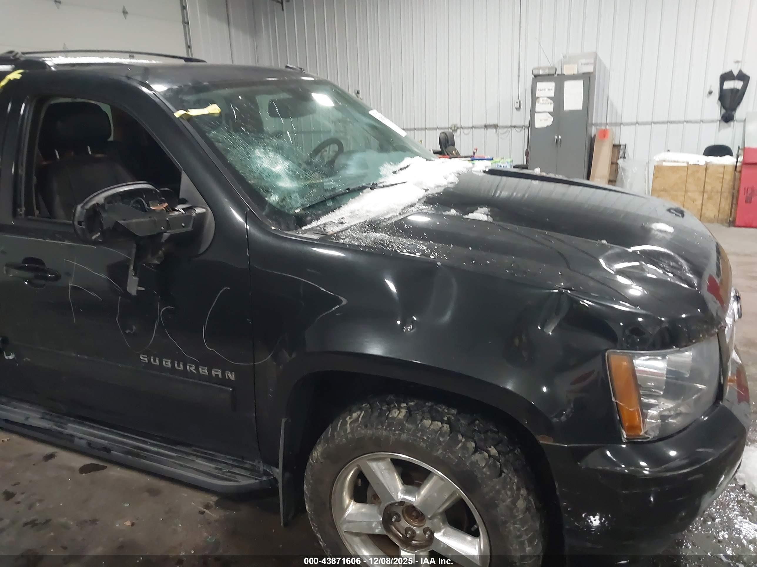 CHEVROLET SUBURBAN image 6