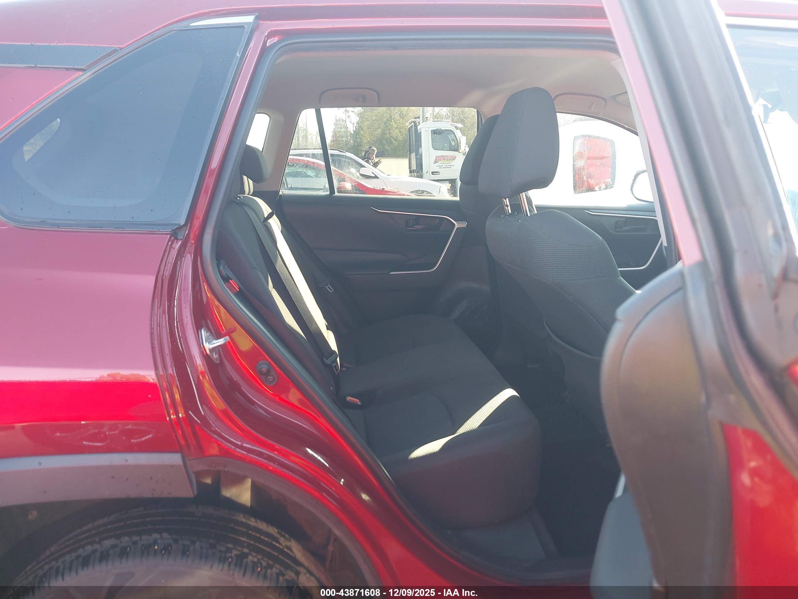 TOYOTA RAV4 image 8