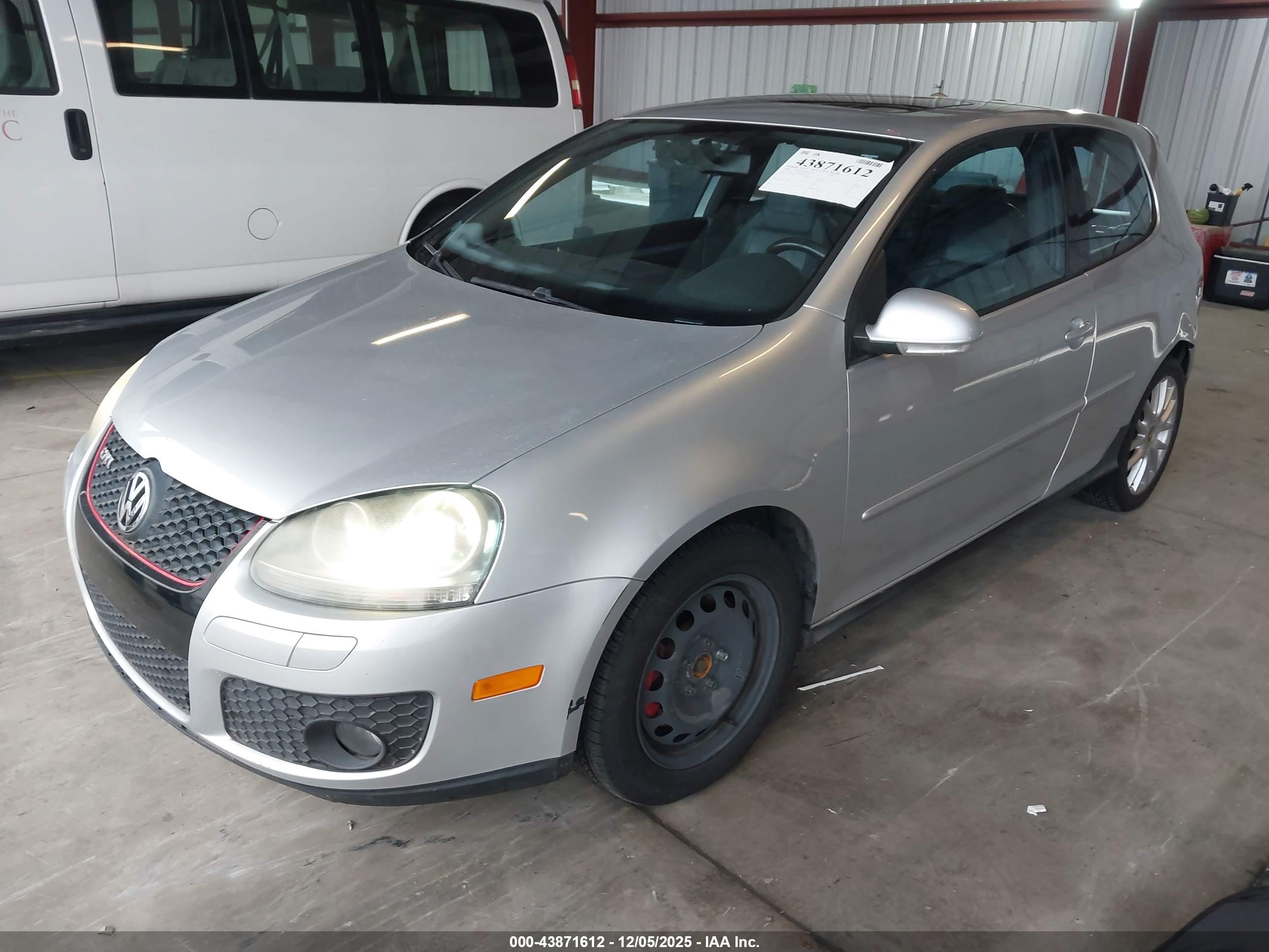 VOLKSWAGEN GTI image 2