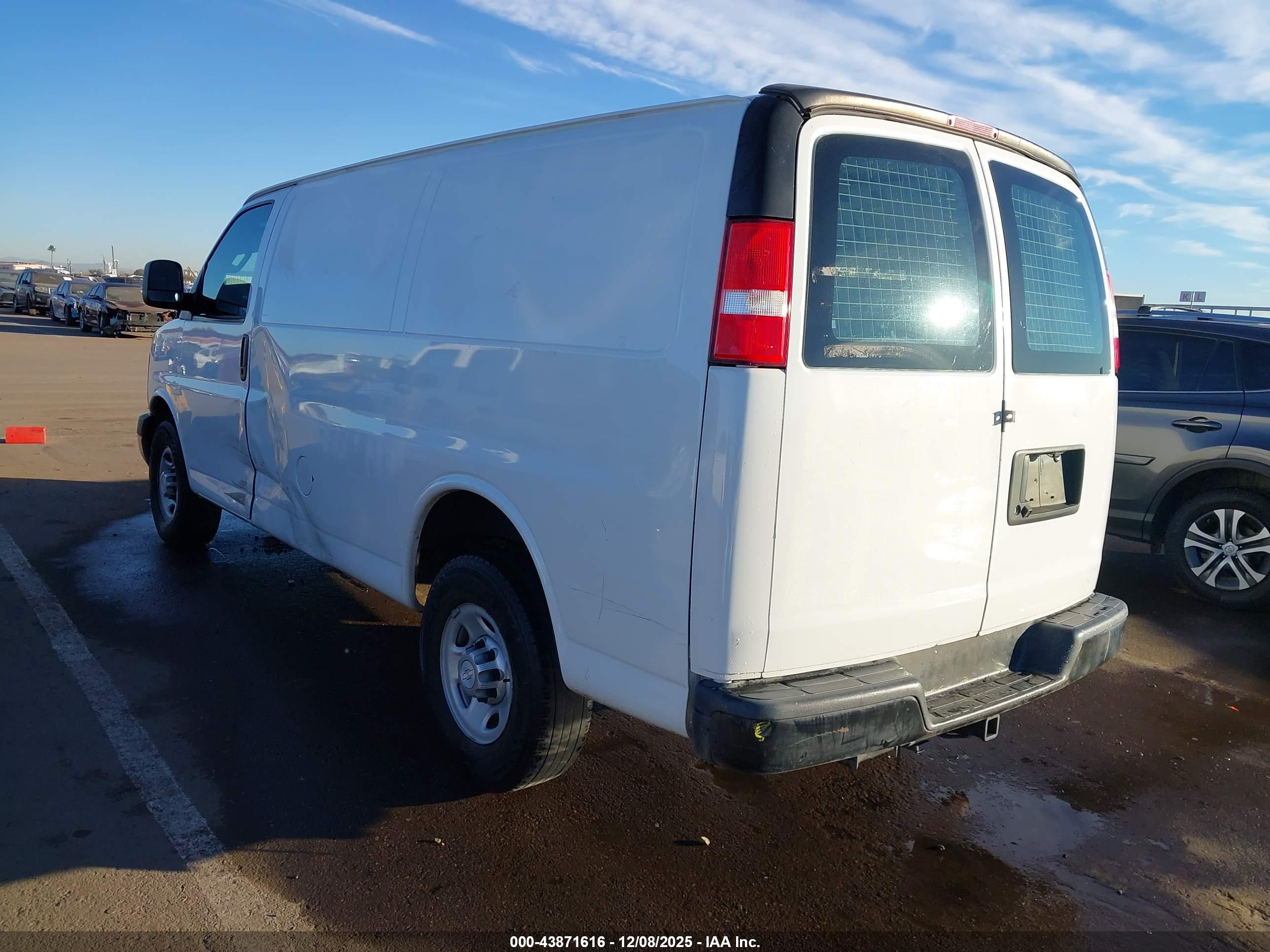 CHEVROLET EXPRESS image 3