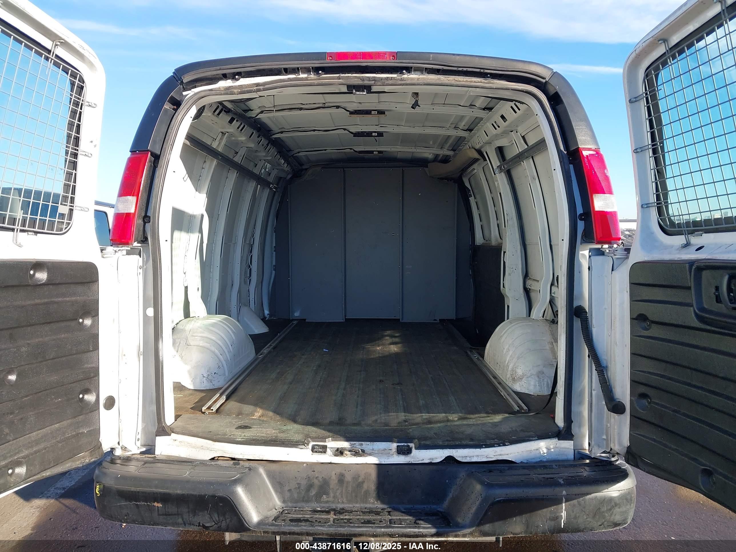 CHEVROLET EXPRESS image 8