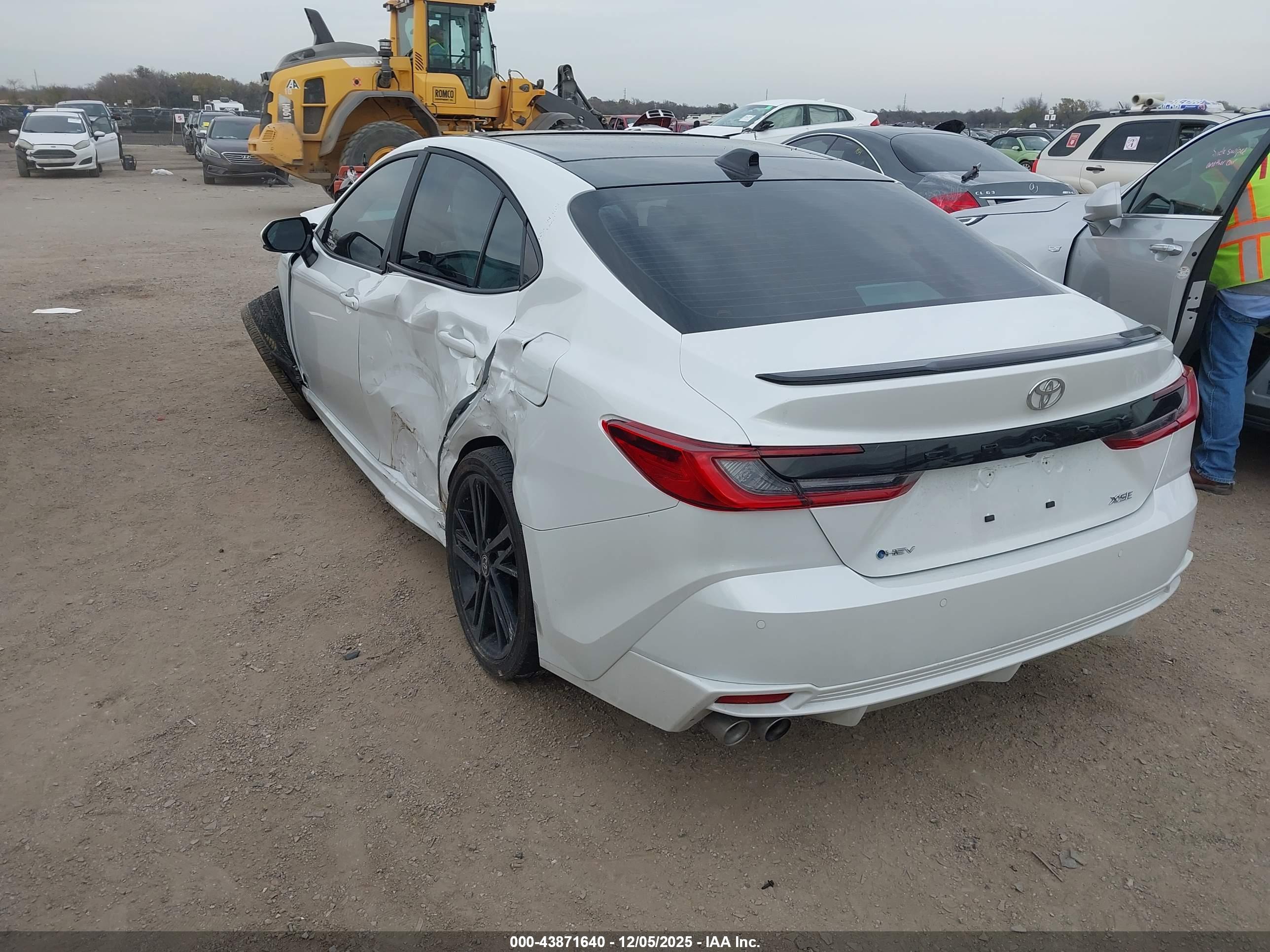 TOYOTA CAMRY image 3