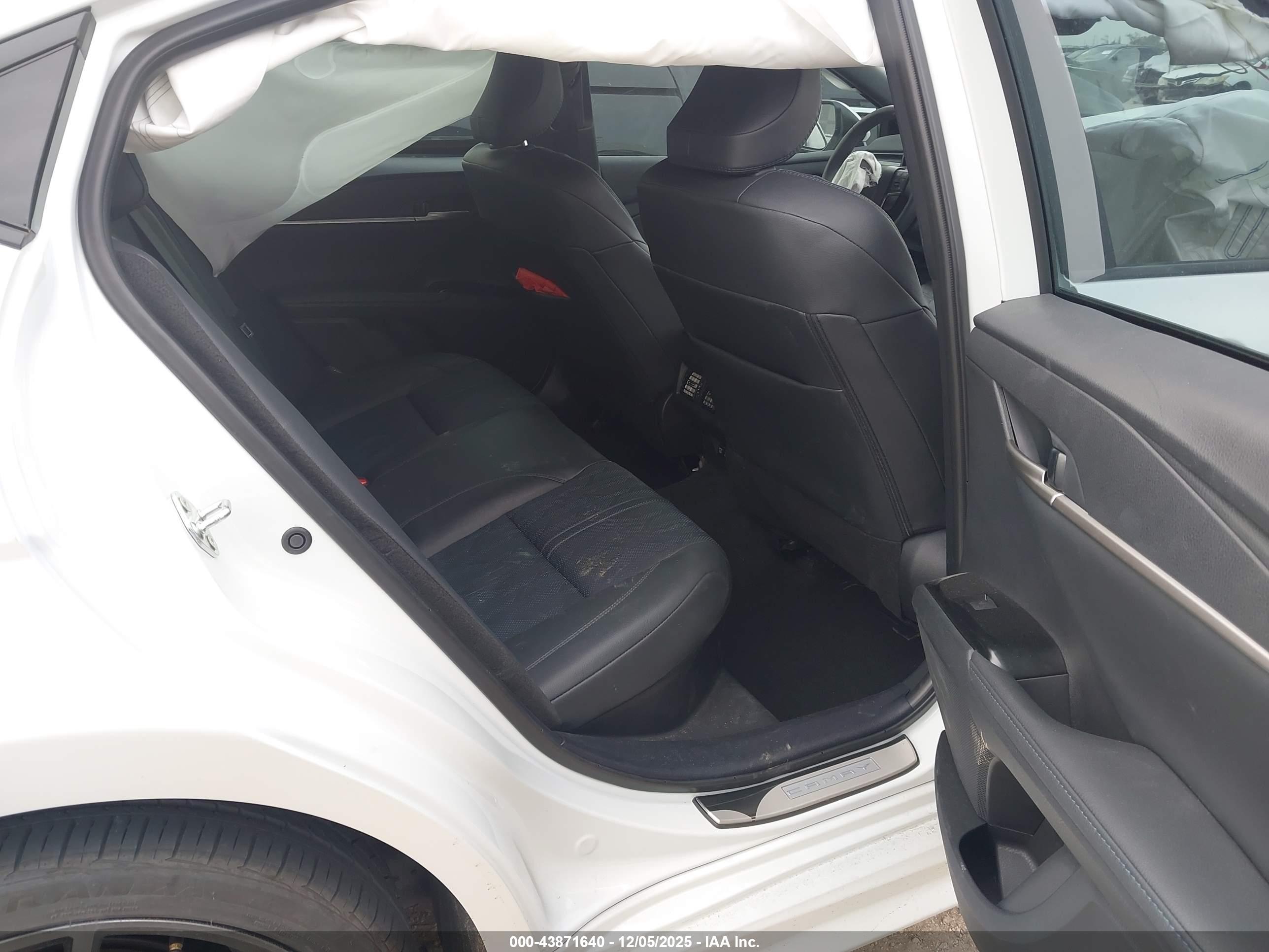 TOYOTA CAMRY image 8