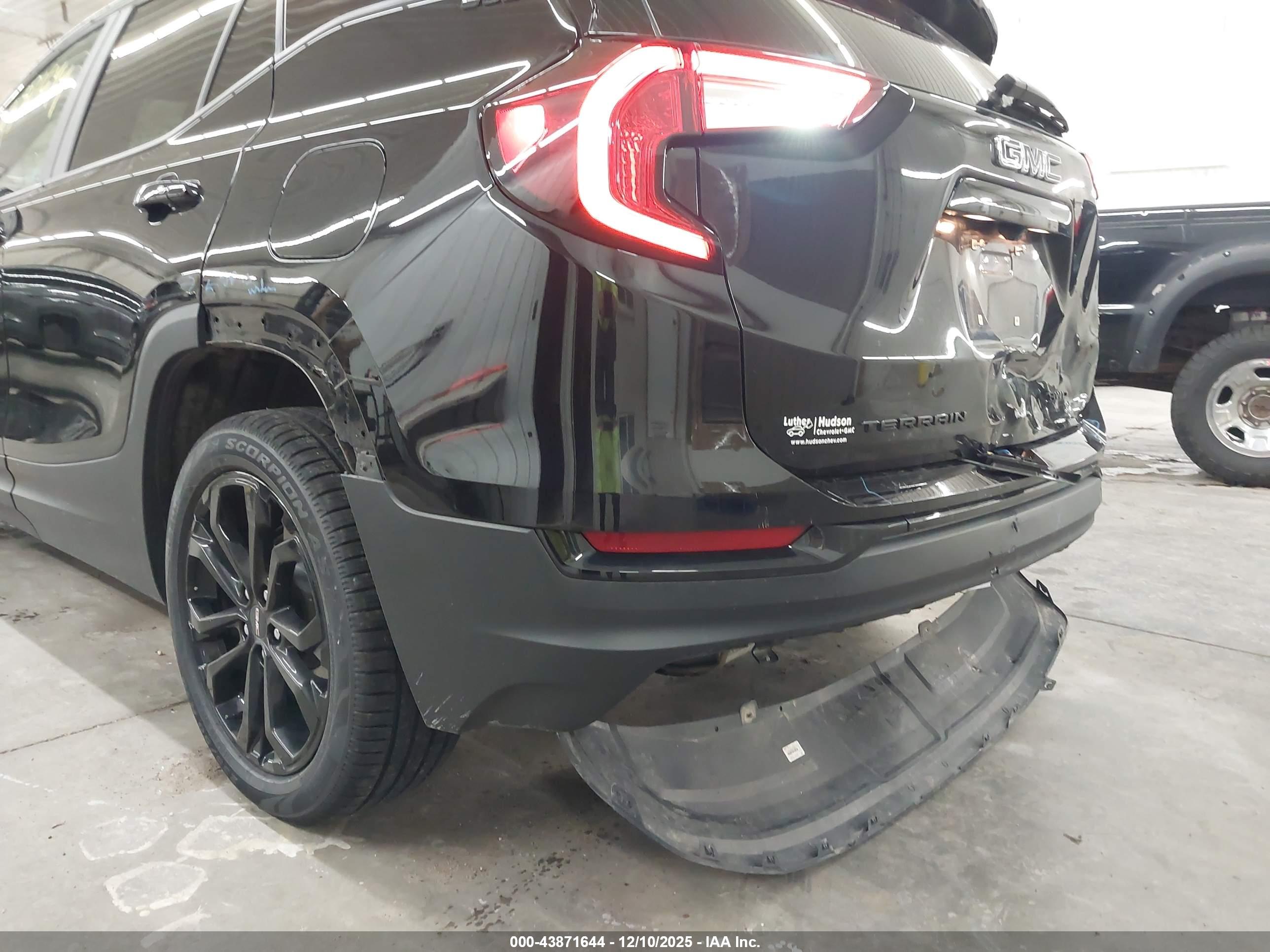 GMC TERRAIN image 6