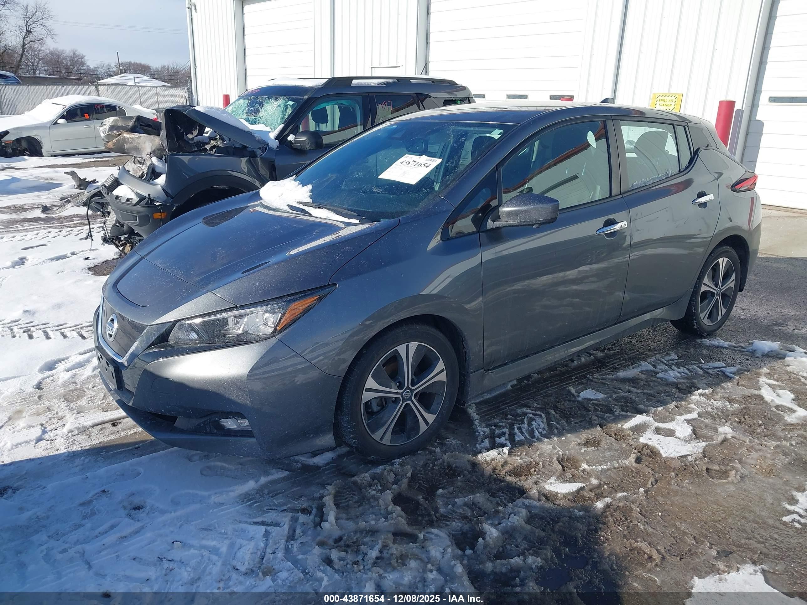 NISSAN LEAF image 2