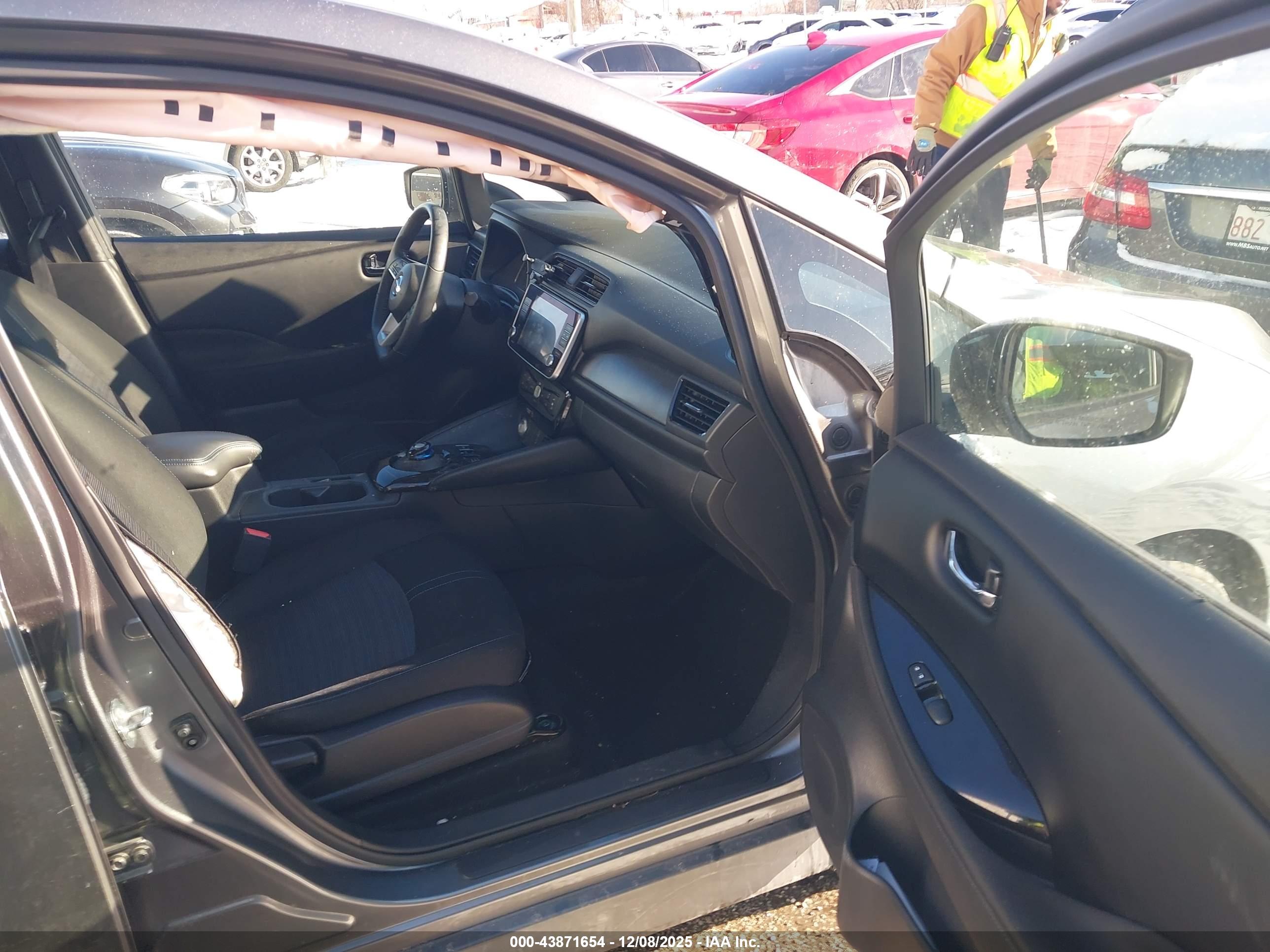 NISSAN LEAF image 5