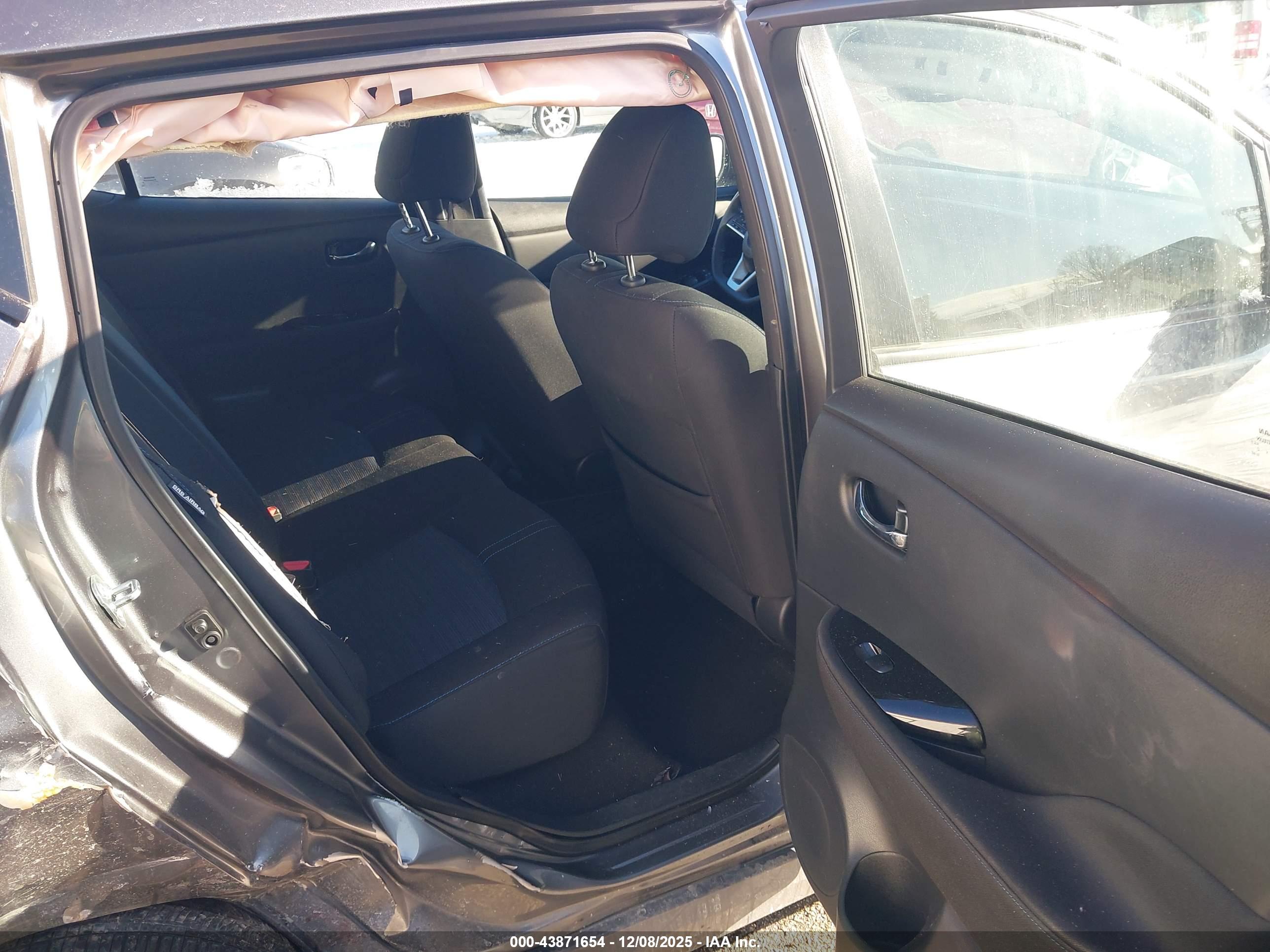 NISSAN LEAF image 8