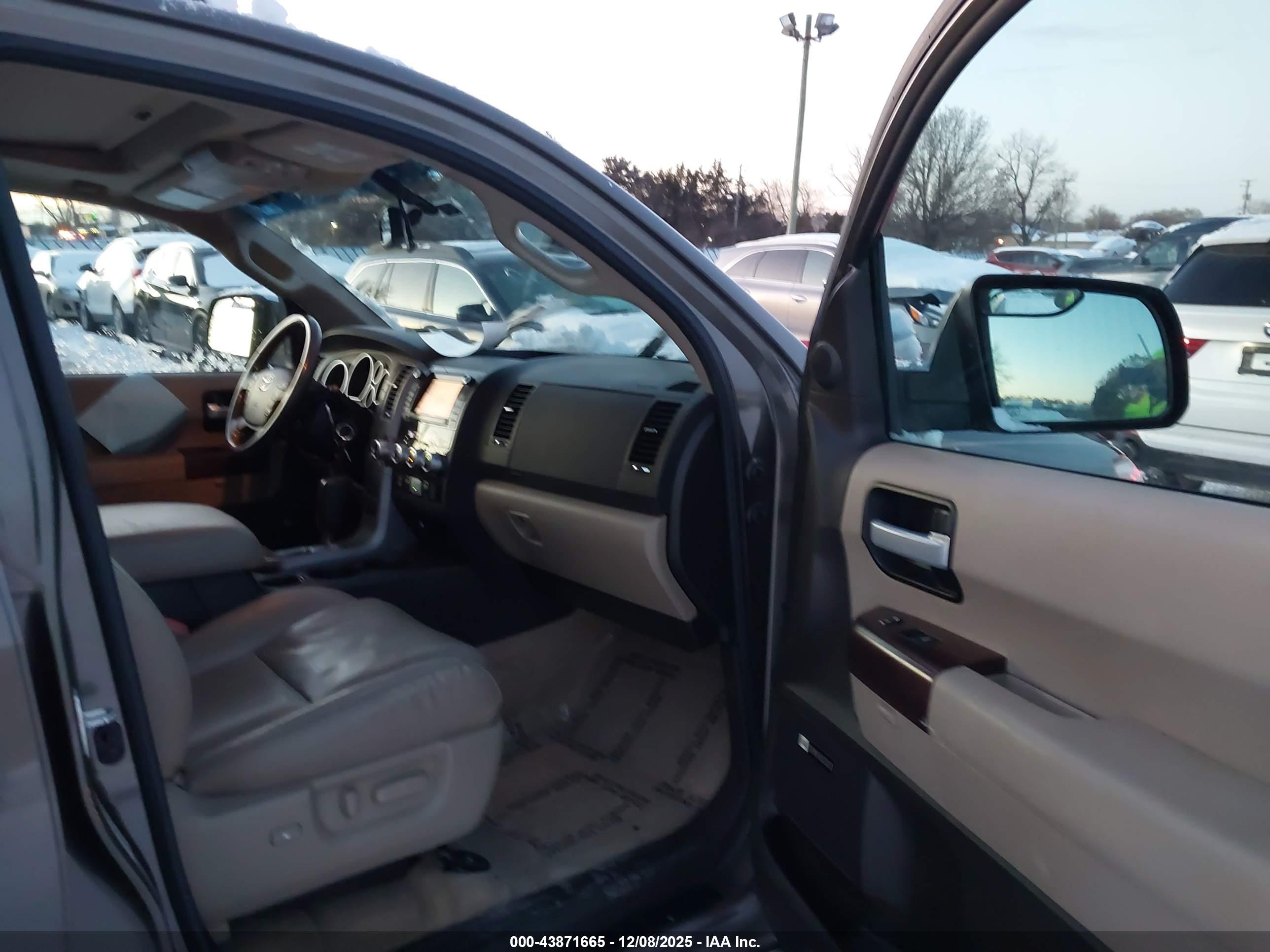 TOYOTA SEQUOIA image 5