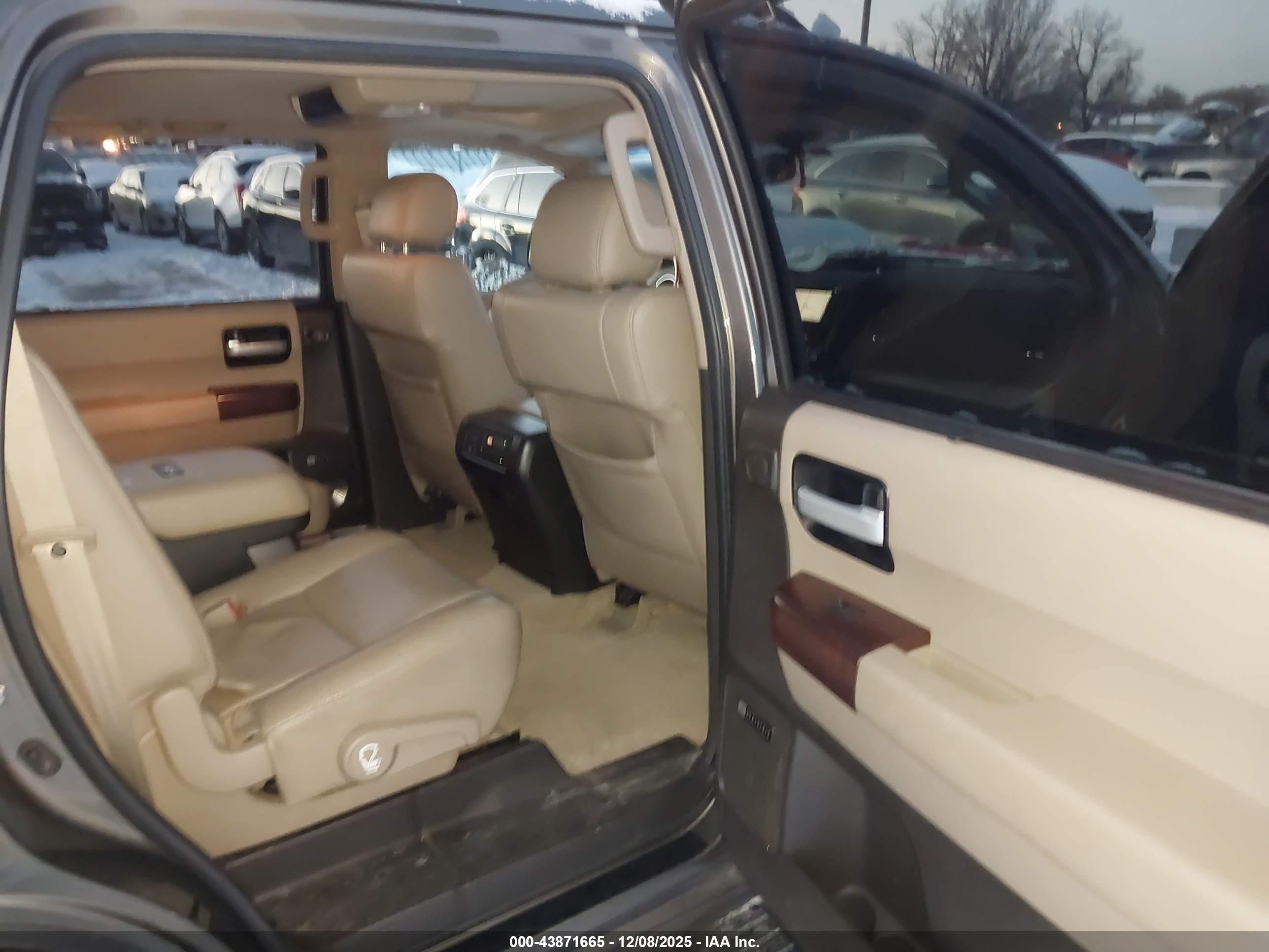 TOYOTA SEQUOIA image 8