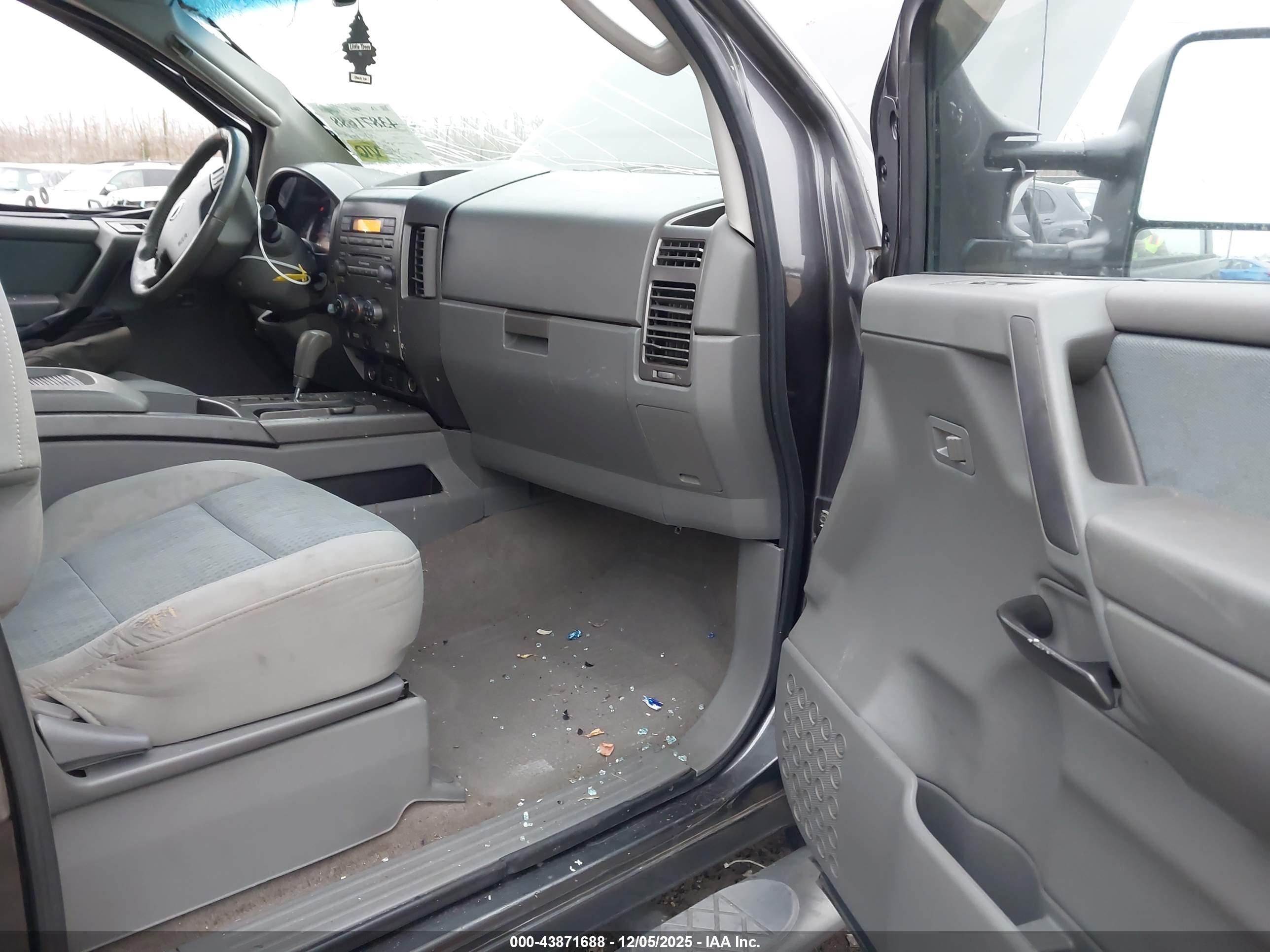 NISSAN TITAN image 5