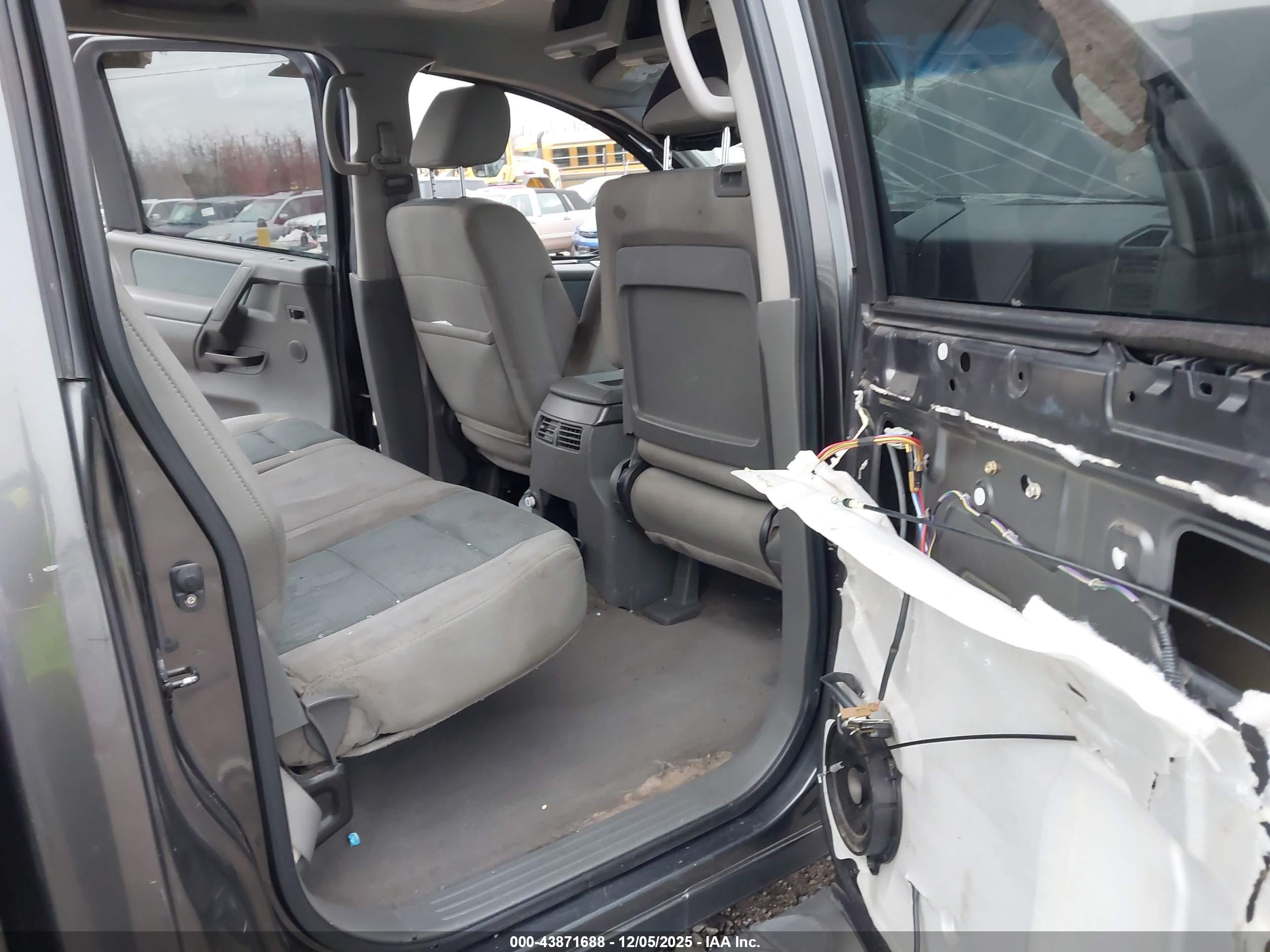 NISSAN TITAN image 8
