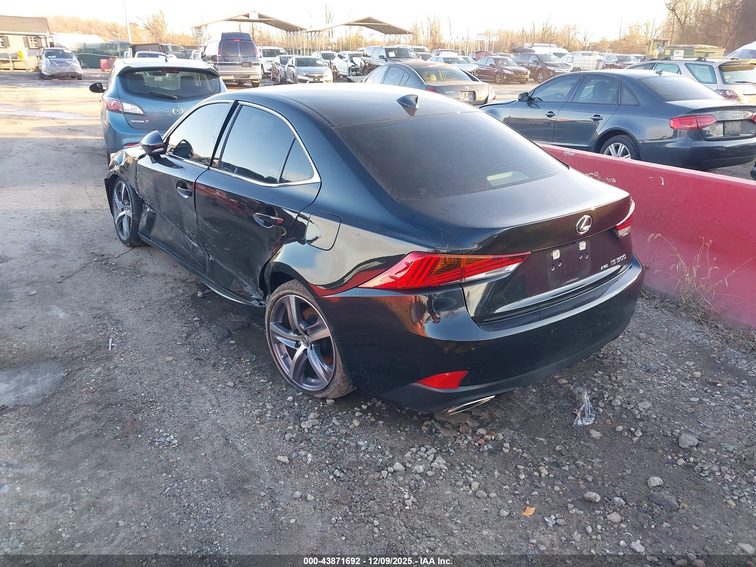 LEXUS IS image 3