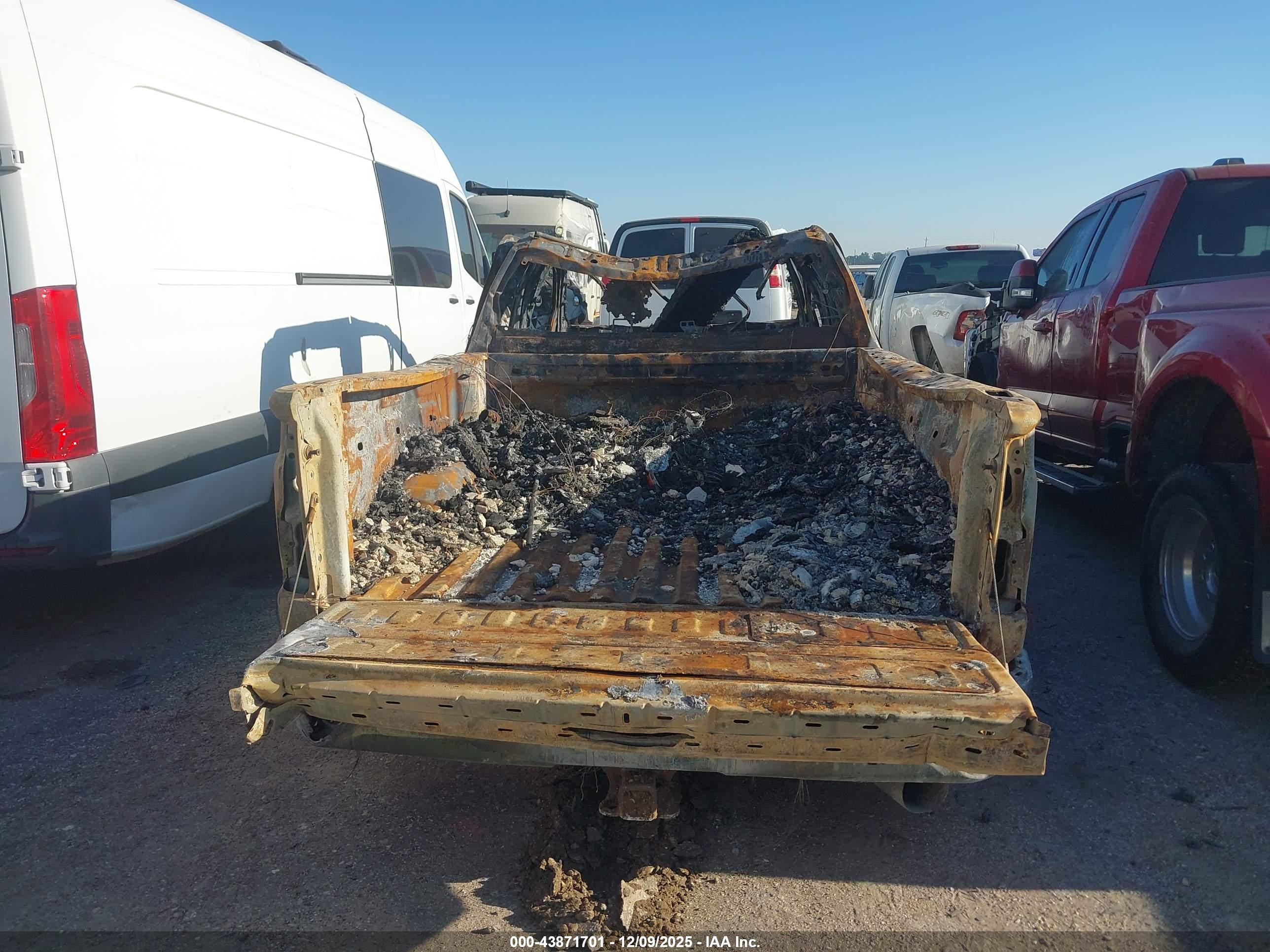 CHEVROLET SILVERADO image 8