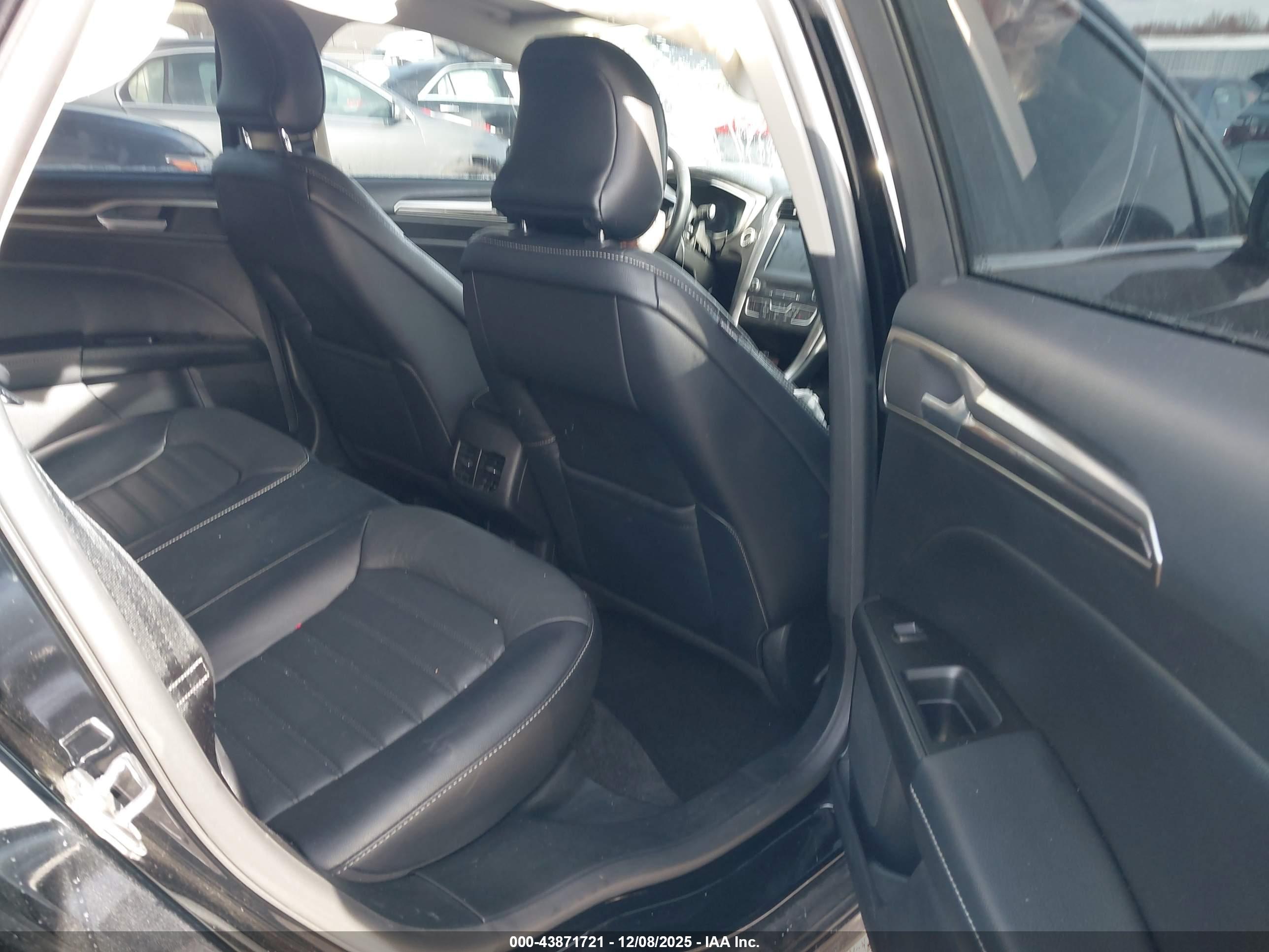 FORD FUSION image 8
