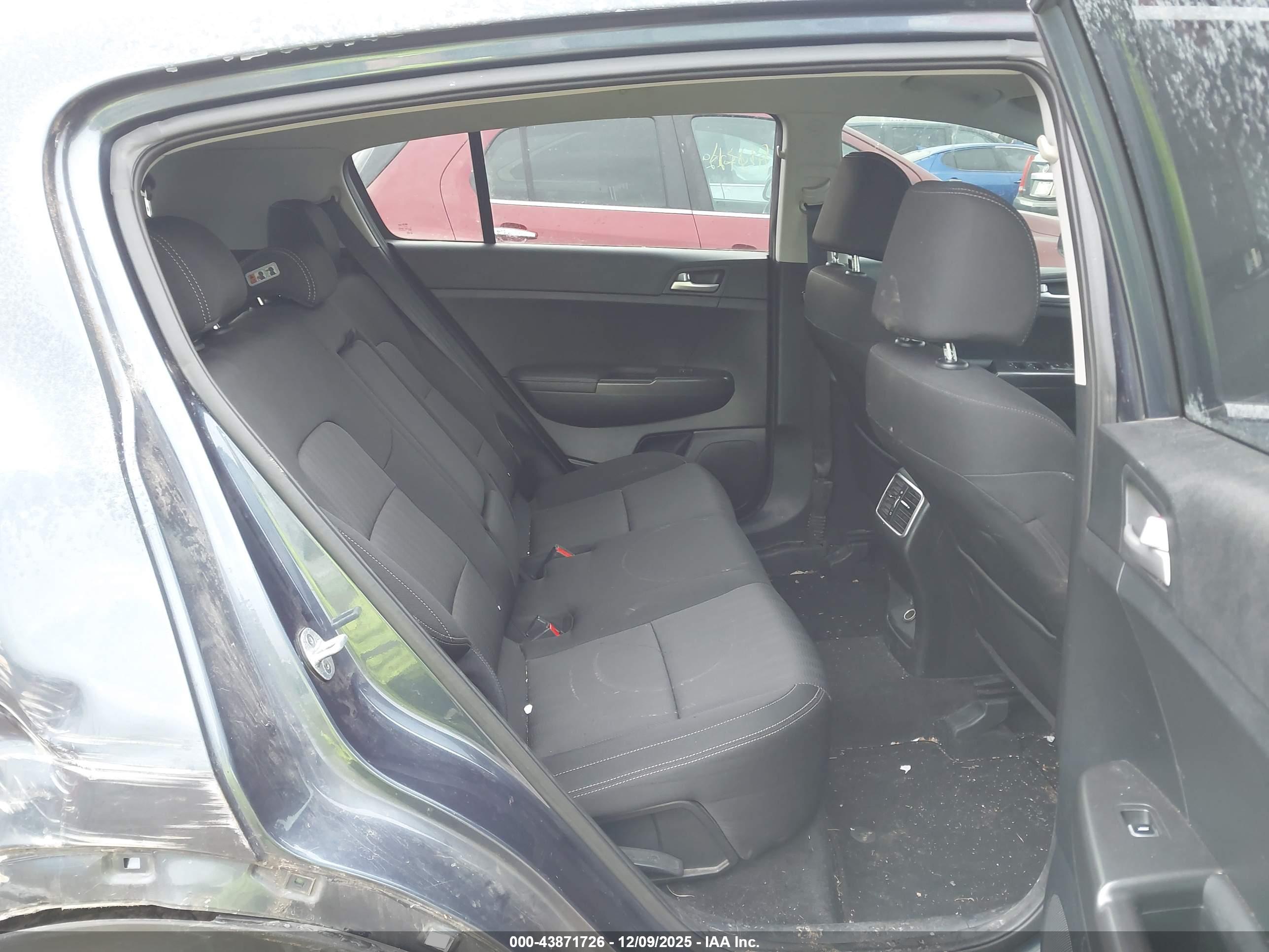 KIA SPORTAGE image 8