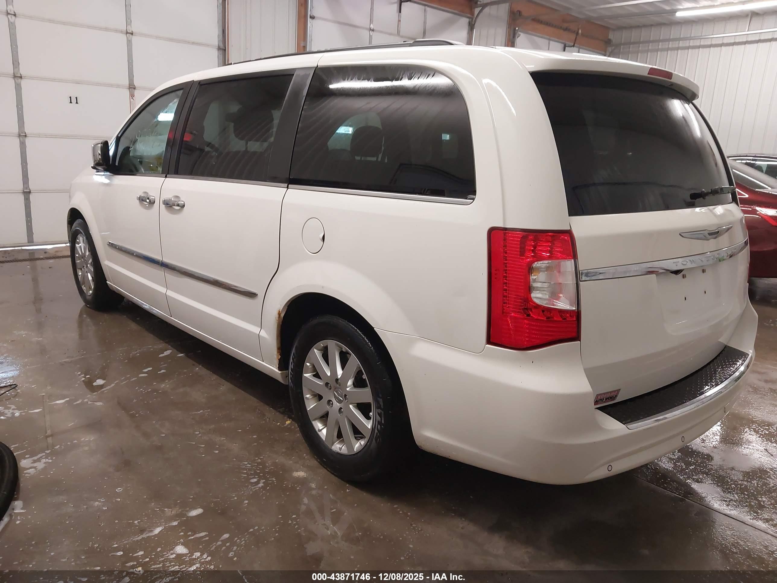CHRYSLER TOWN image 3