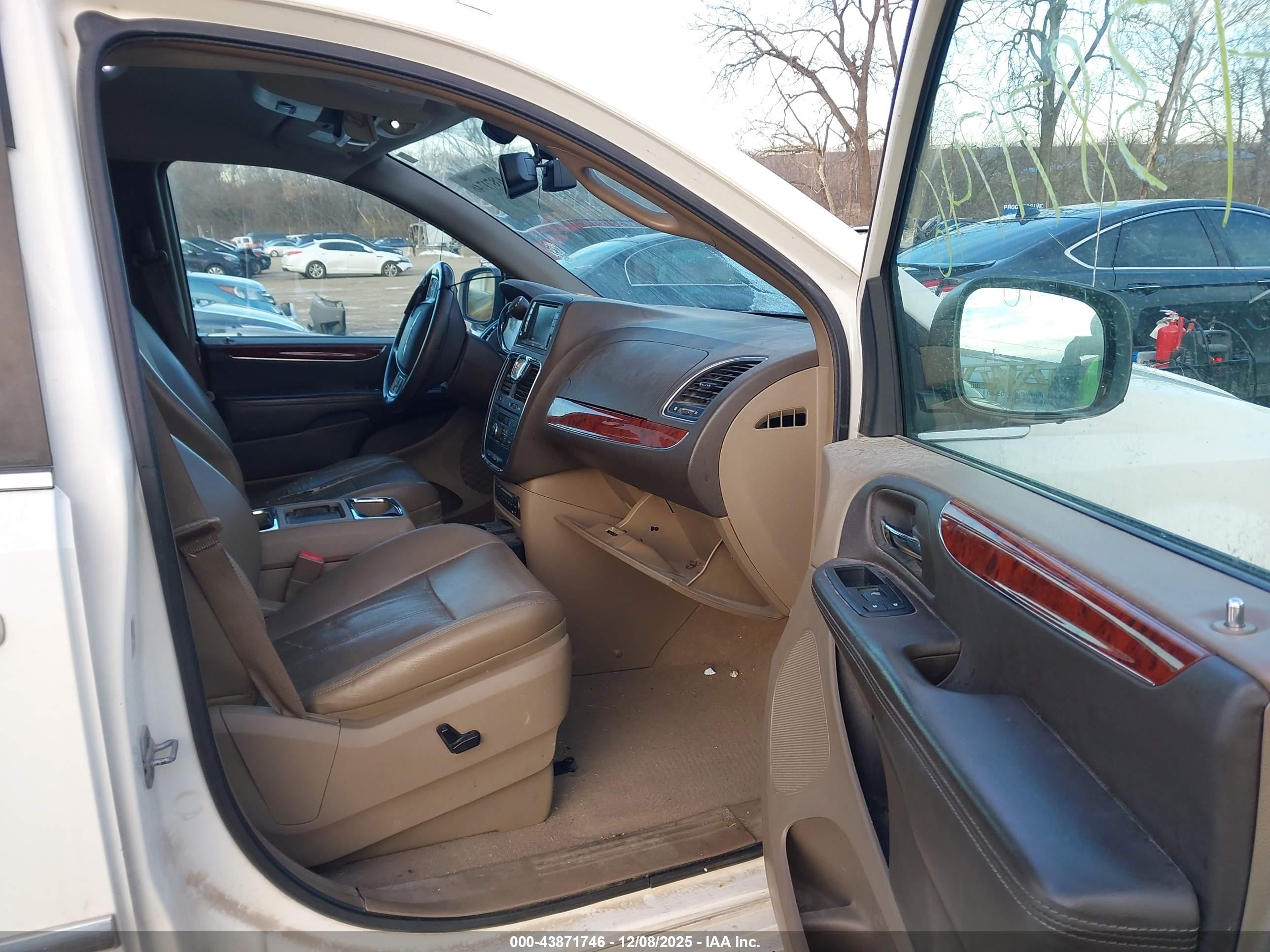 CHRYSLER TOWN image 5
