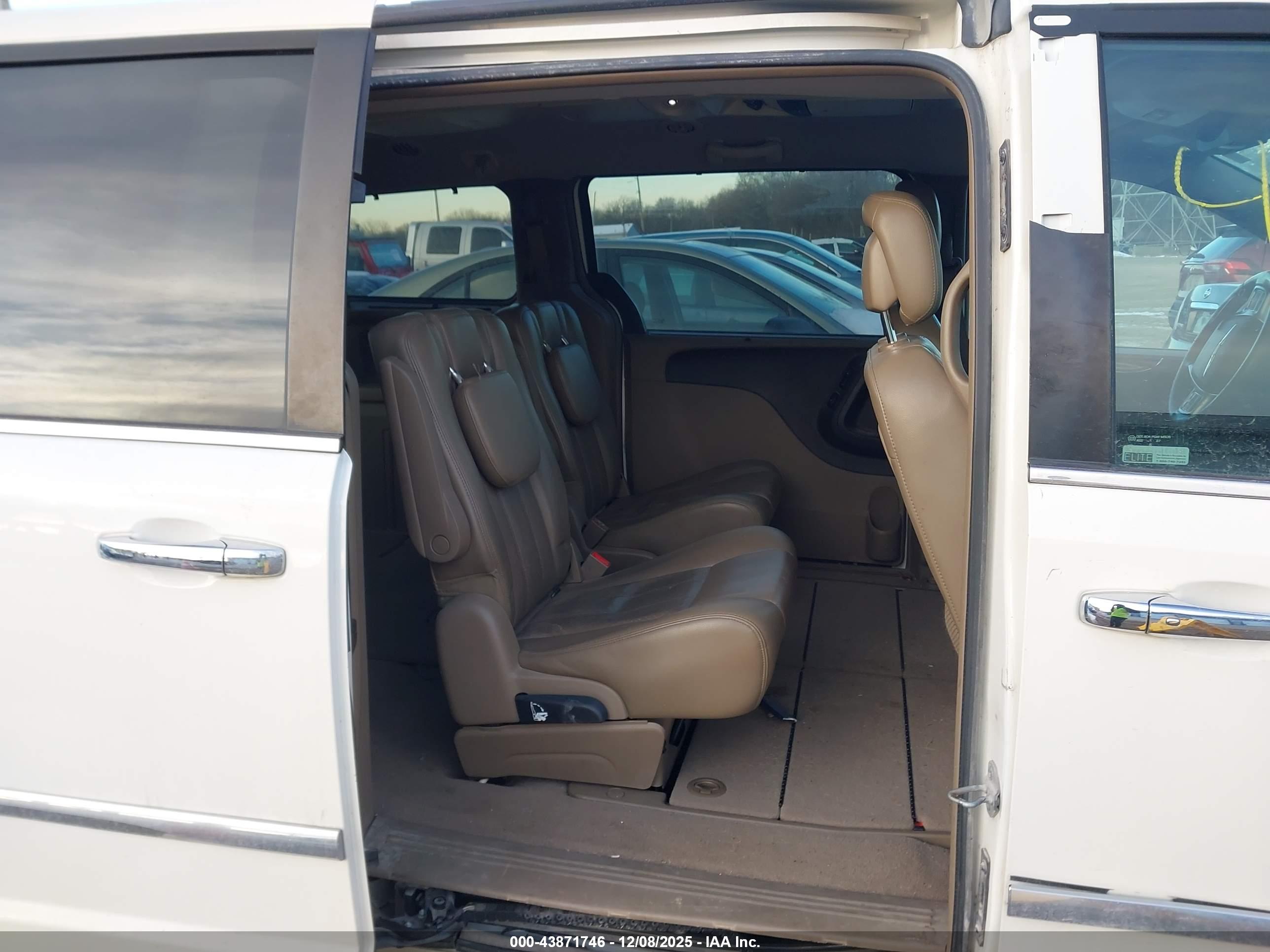 CHRYSLER TOWN image 8