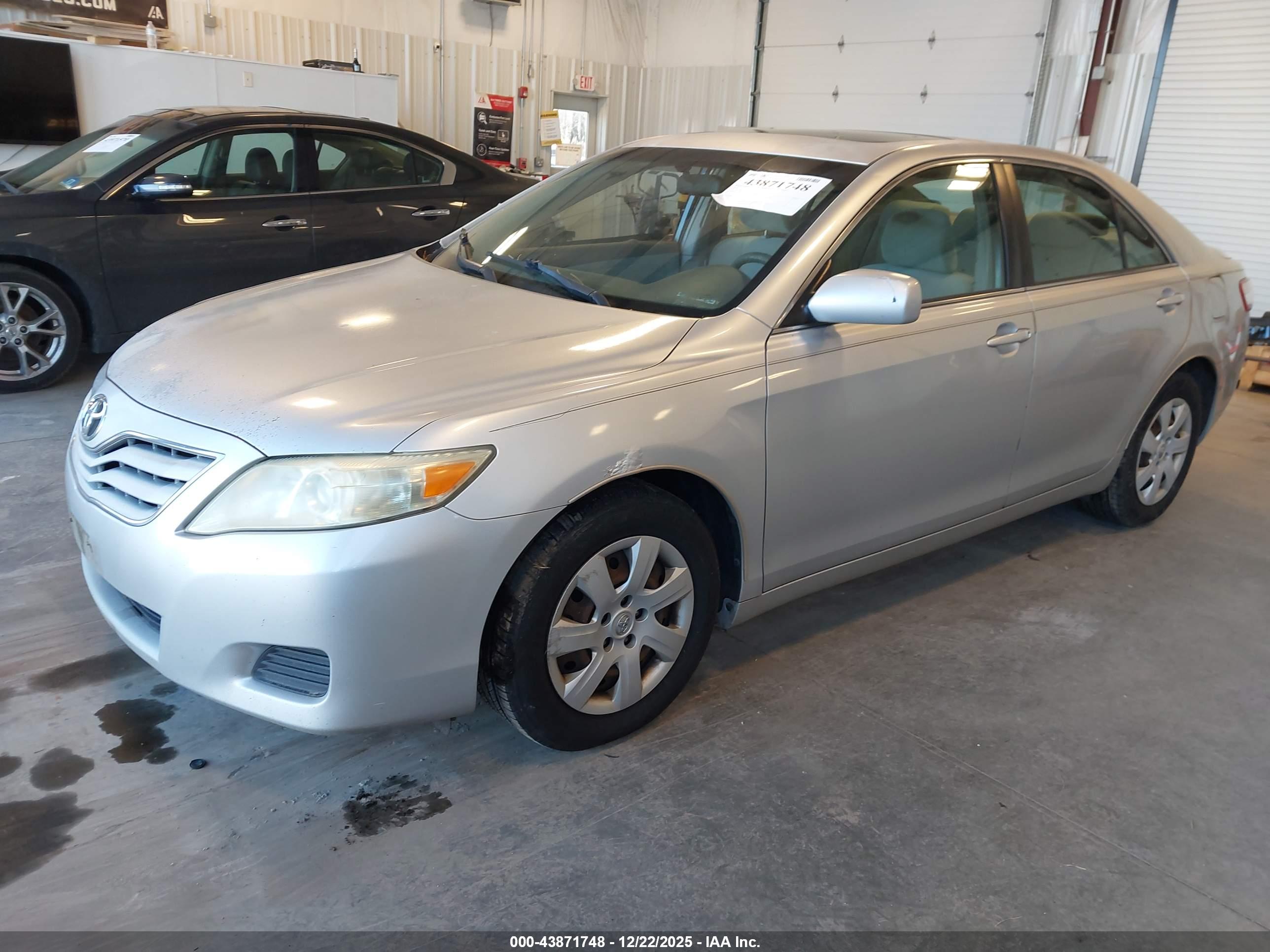 TOYOTA CAMRY image 2