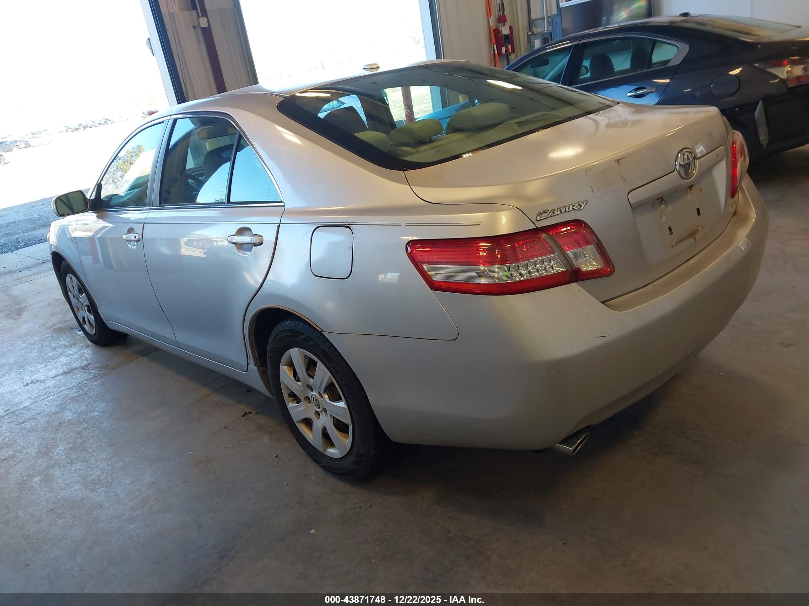 TOYOTA CAMRY image 3