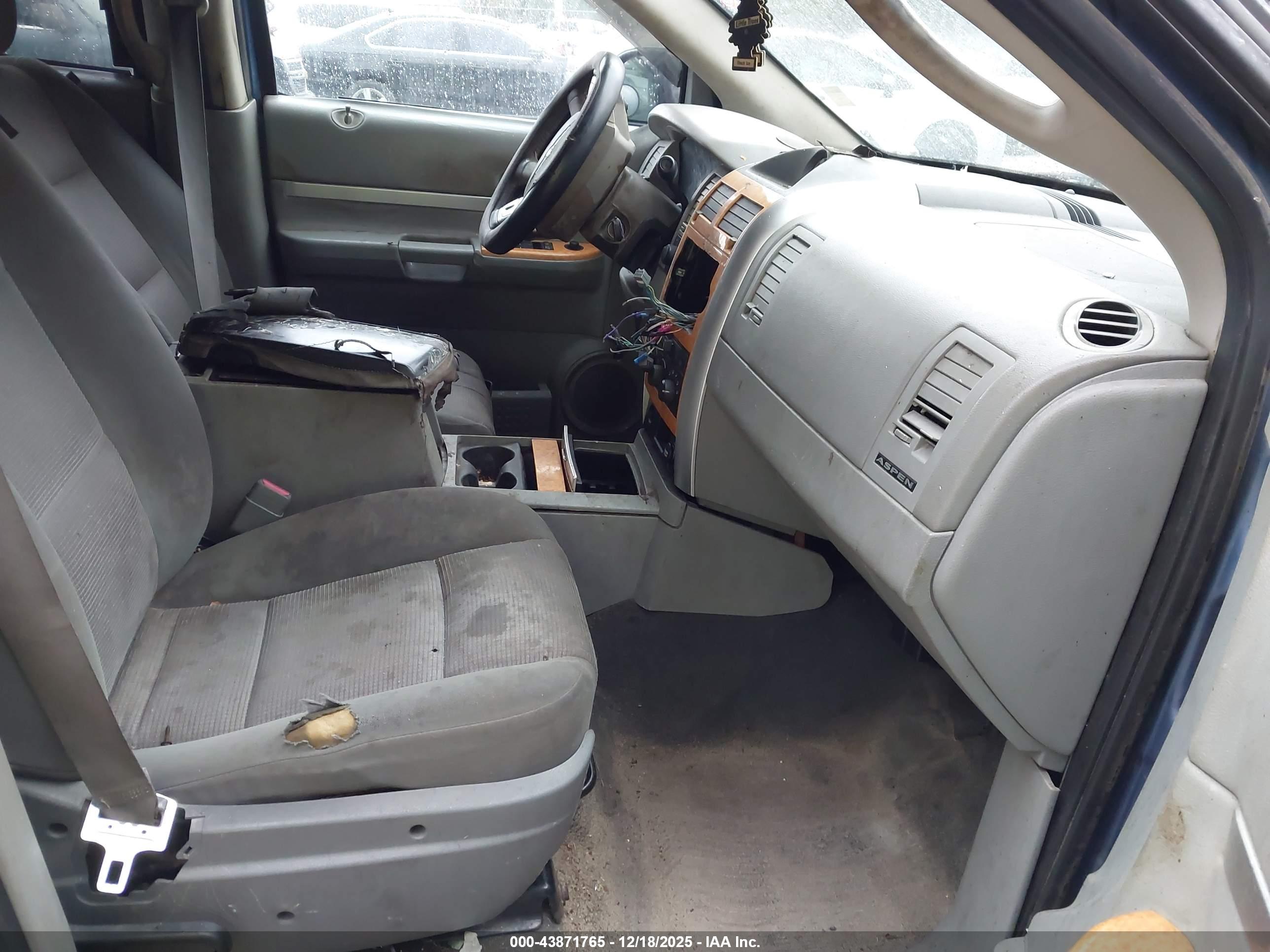 CHRYSLER ASPEN image 5