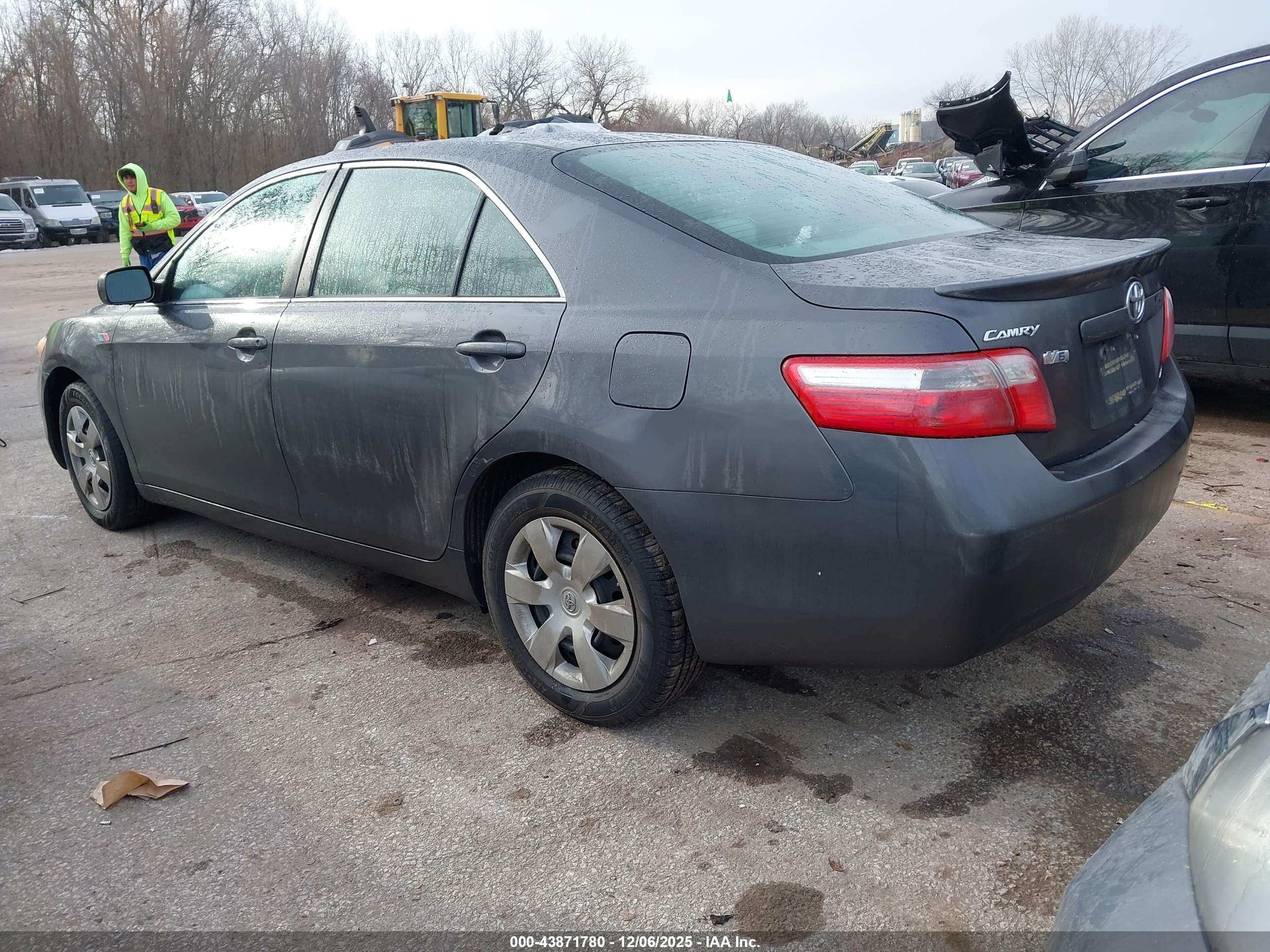 TOYOTA CAMRY image 3