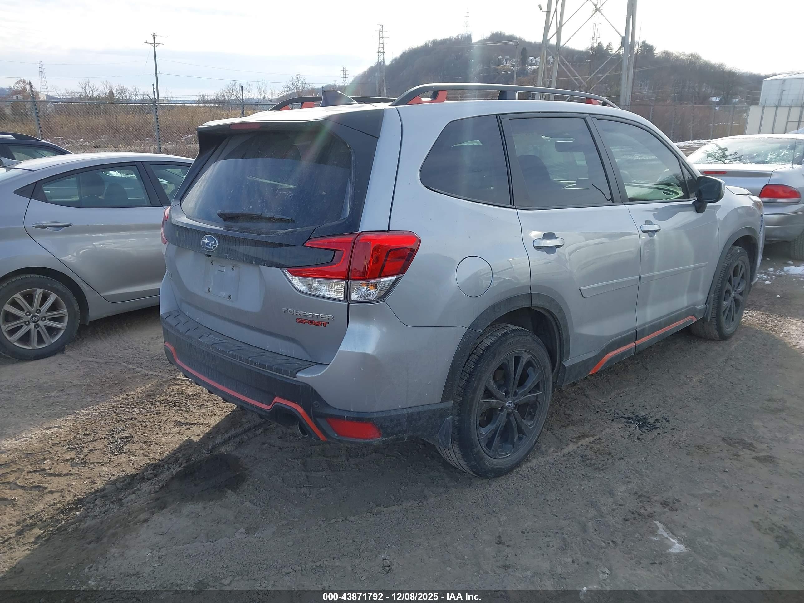 SUBARU FORESTER image 4