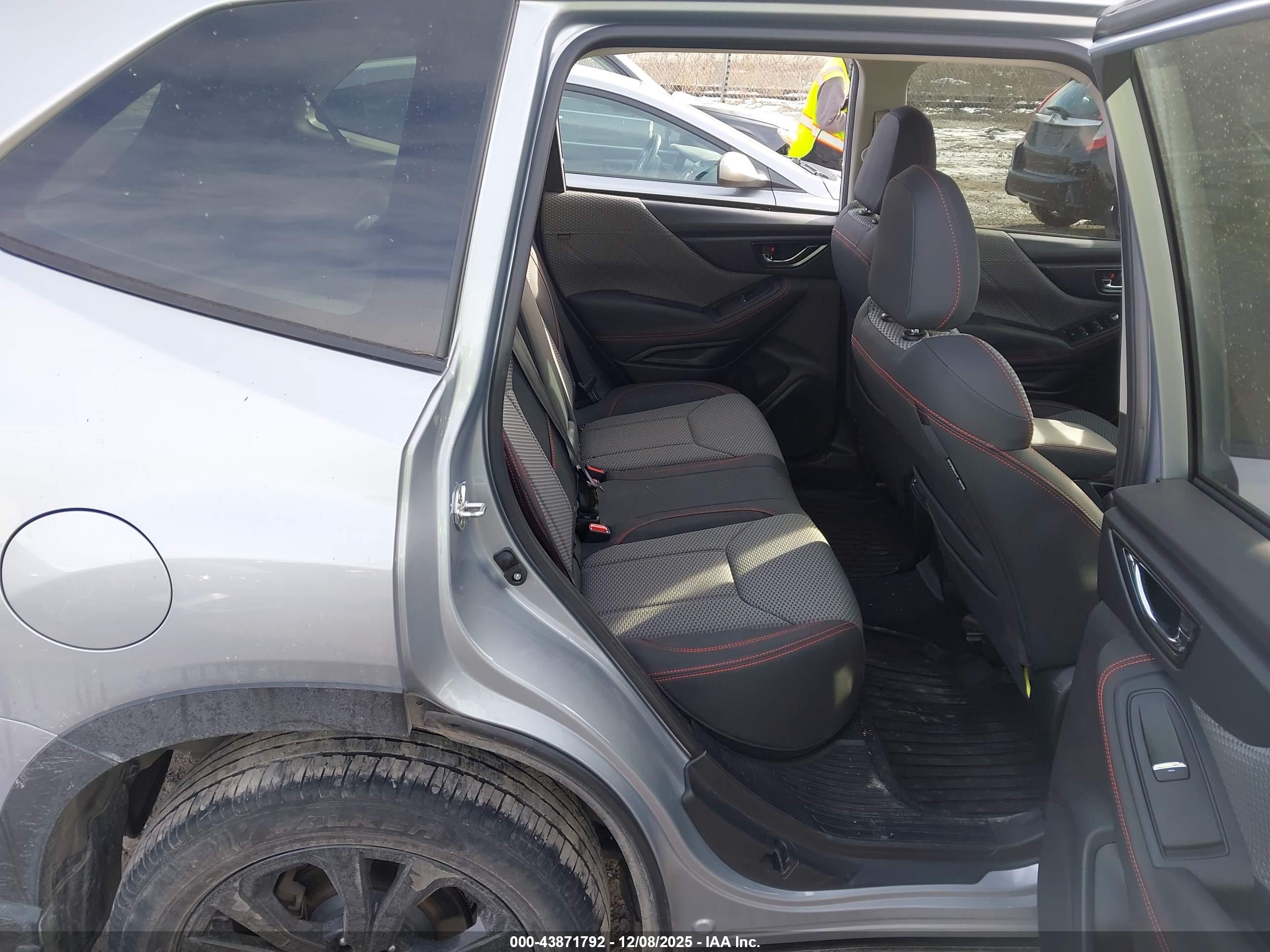 SUBARU FORESTER image 8