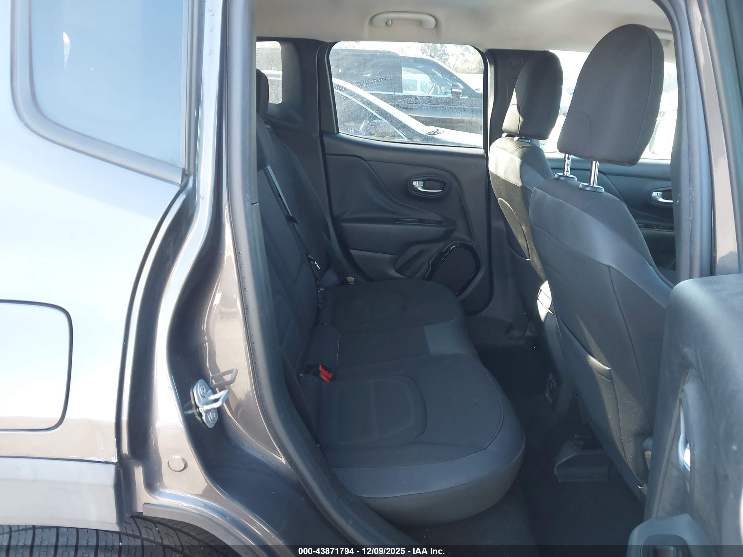 JEEP RENEGADE image 8
