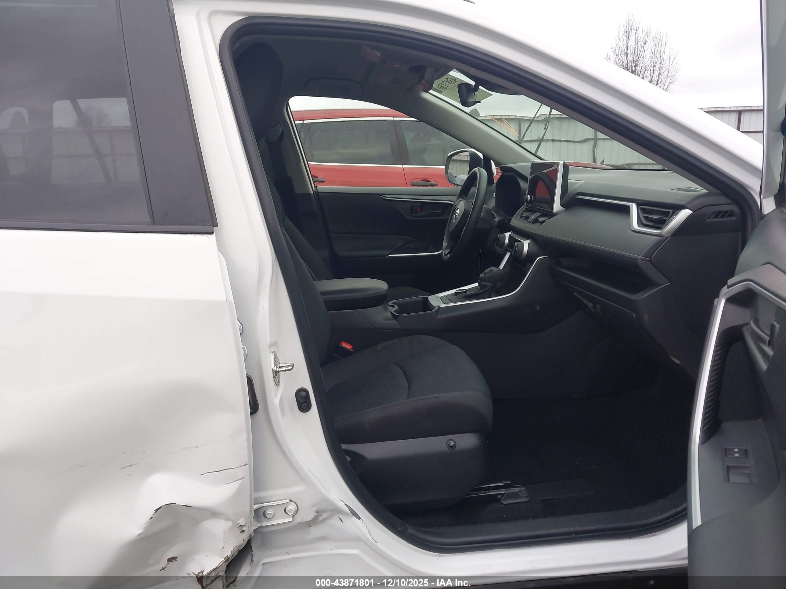 TOYOTA RAV4 image 5