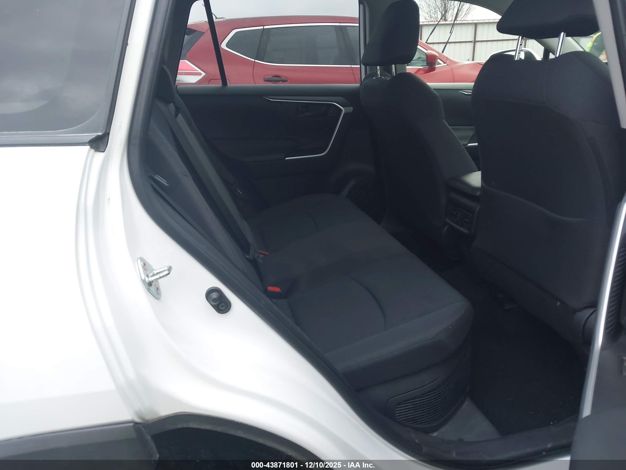 TOYOTA RAV4 image 8