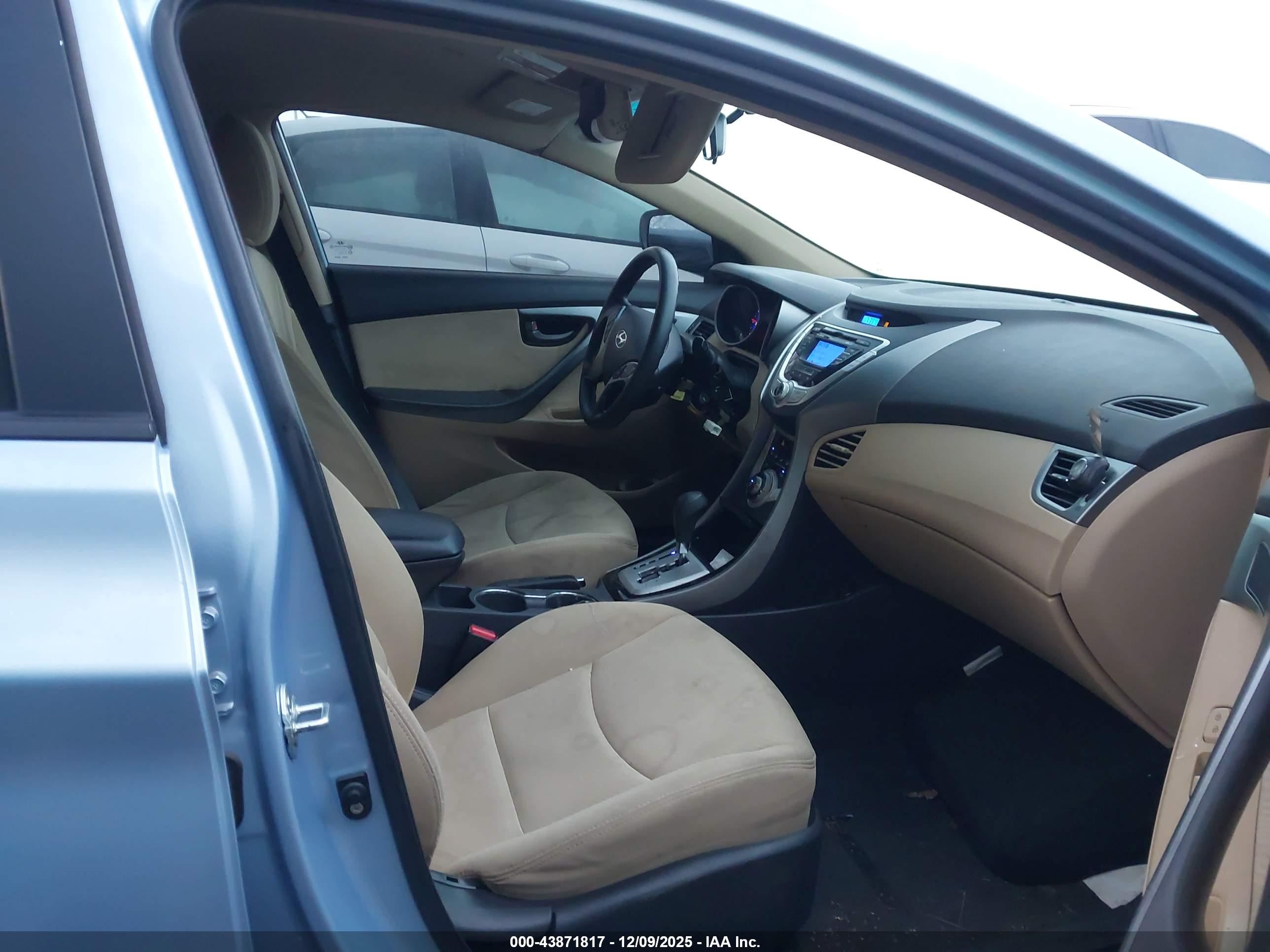 HYUNDAI ELANTRA image 5