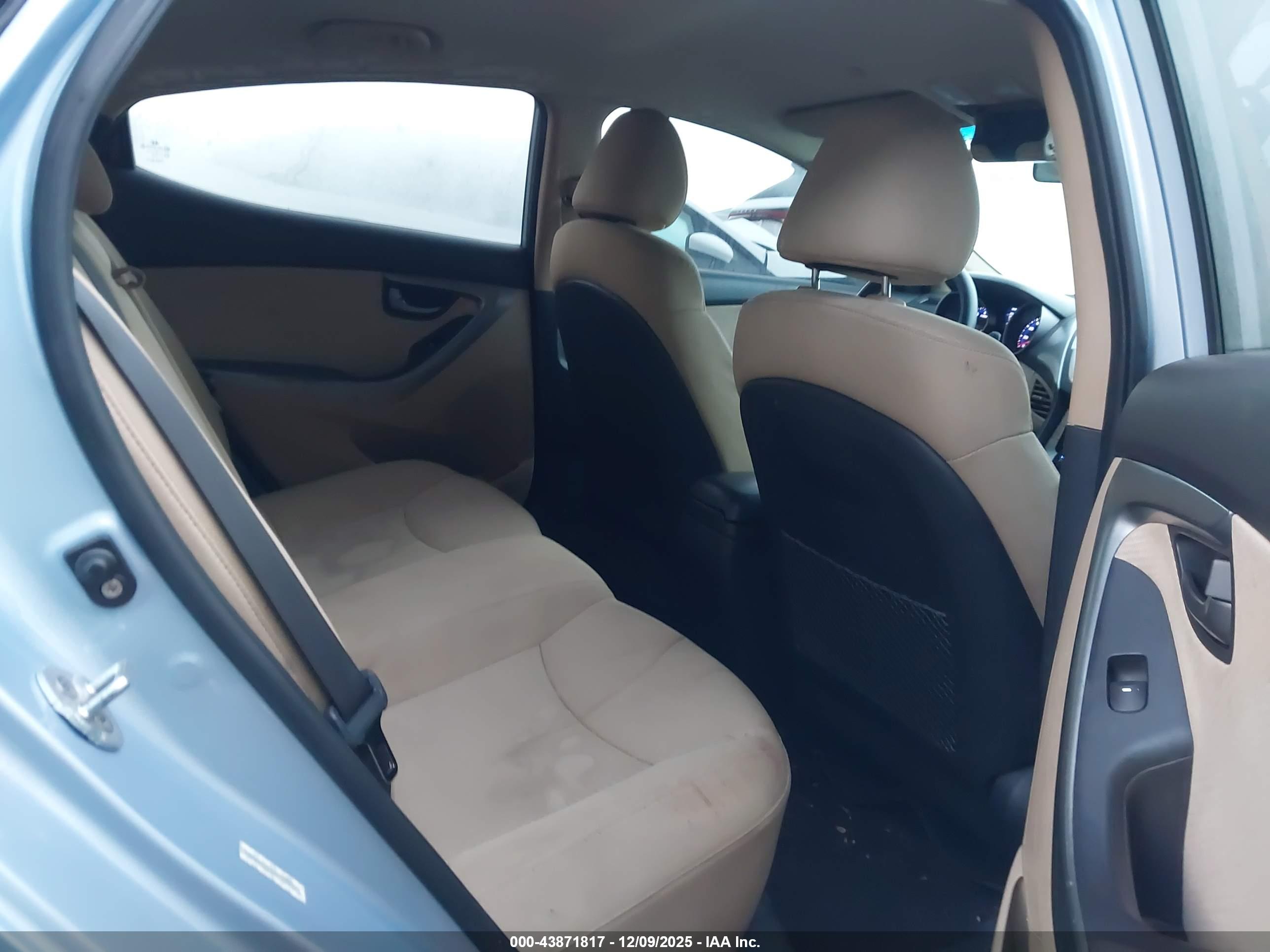 HYUNDAI ELANTRA image 8