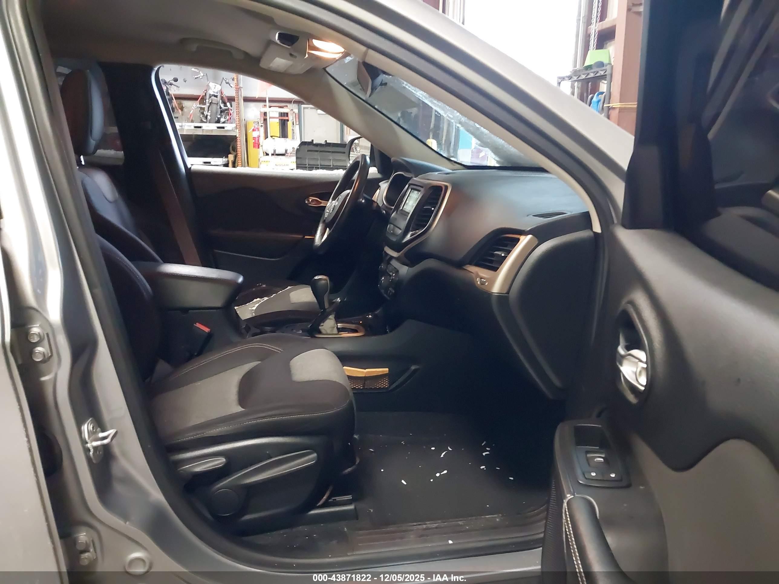 JEEP CHEROKEE image 5