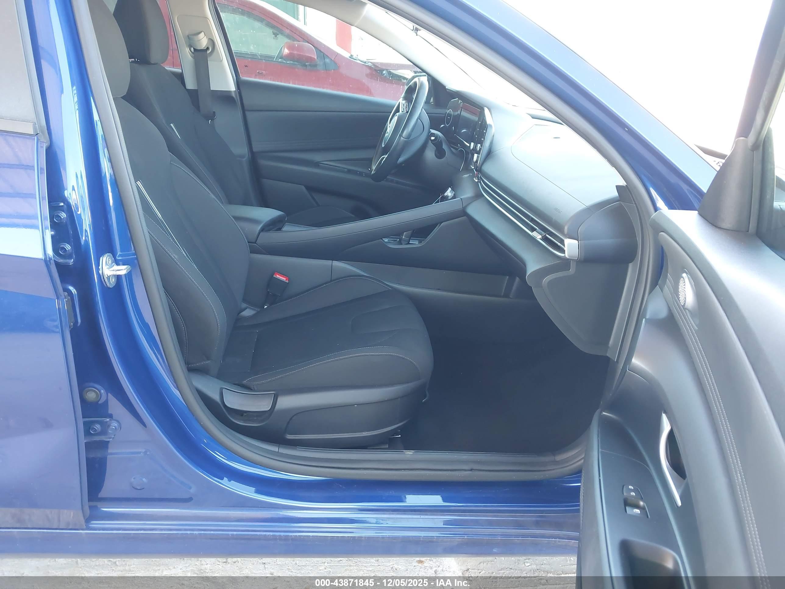 HYUNDAI ELANTRA image 5