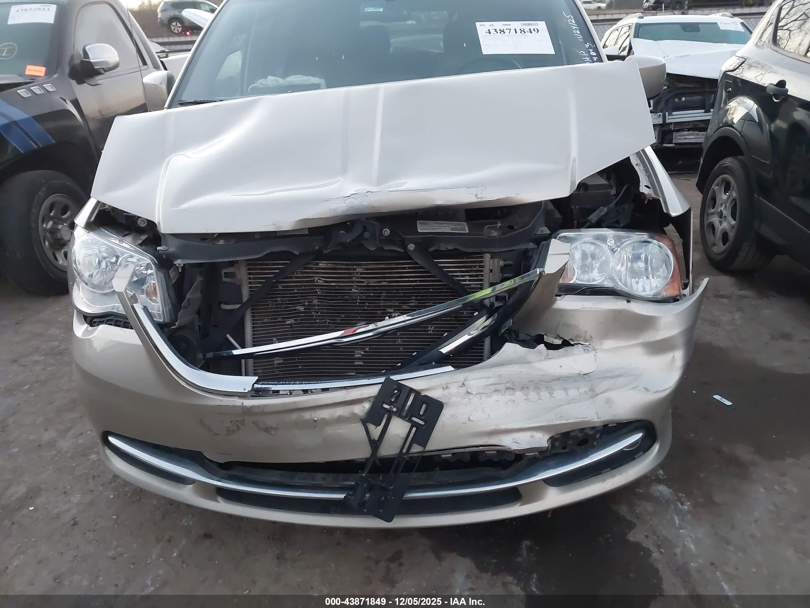 CHRYSLER TOWN image 6