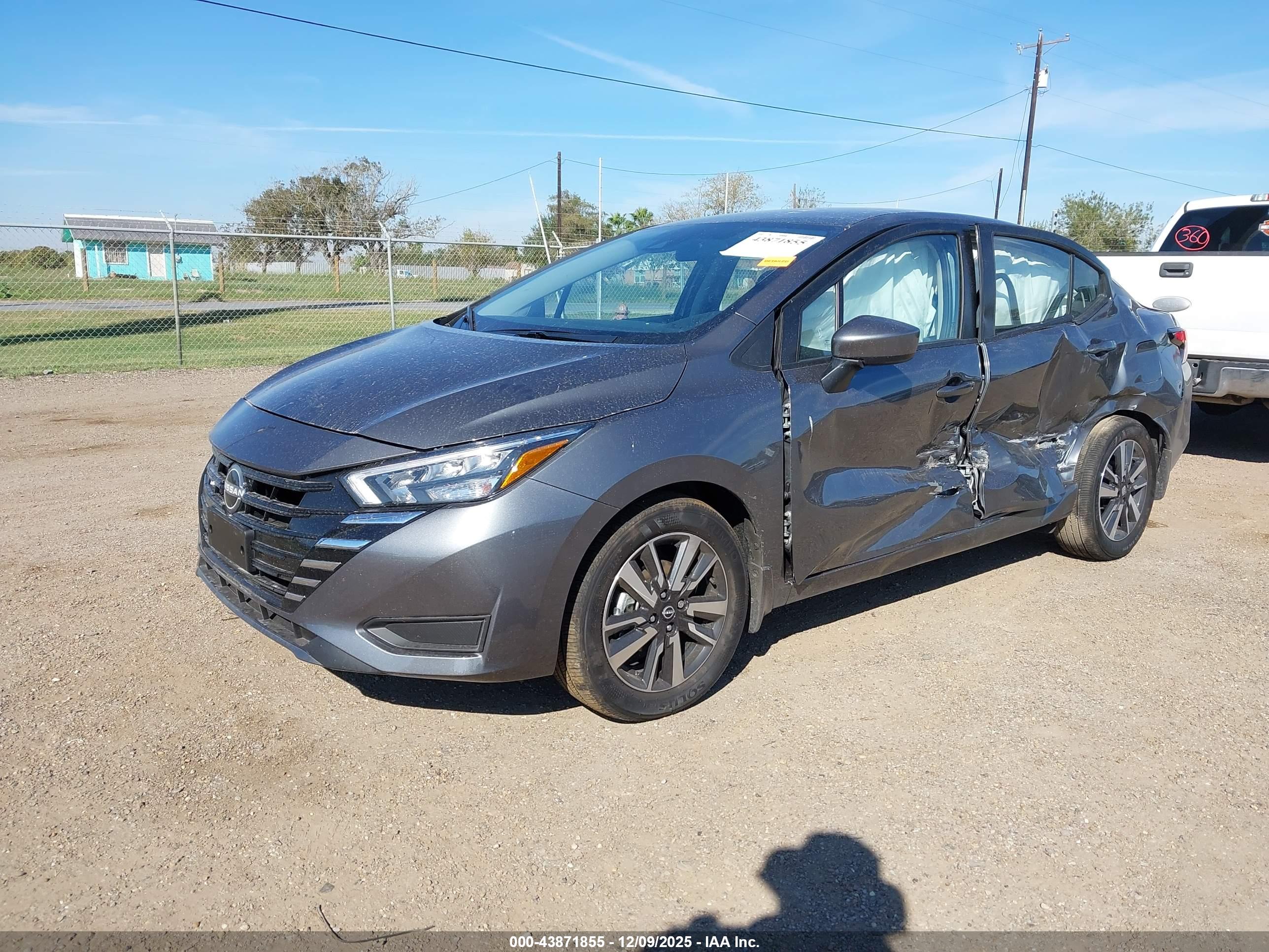 NISSAN VERSA image 2