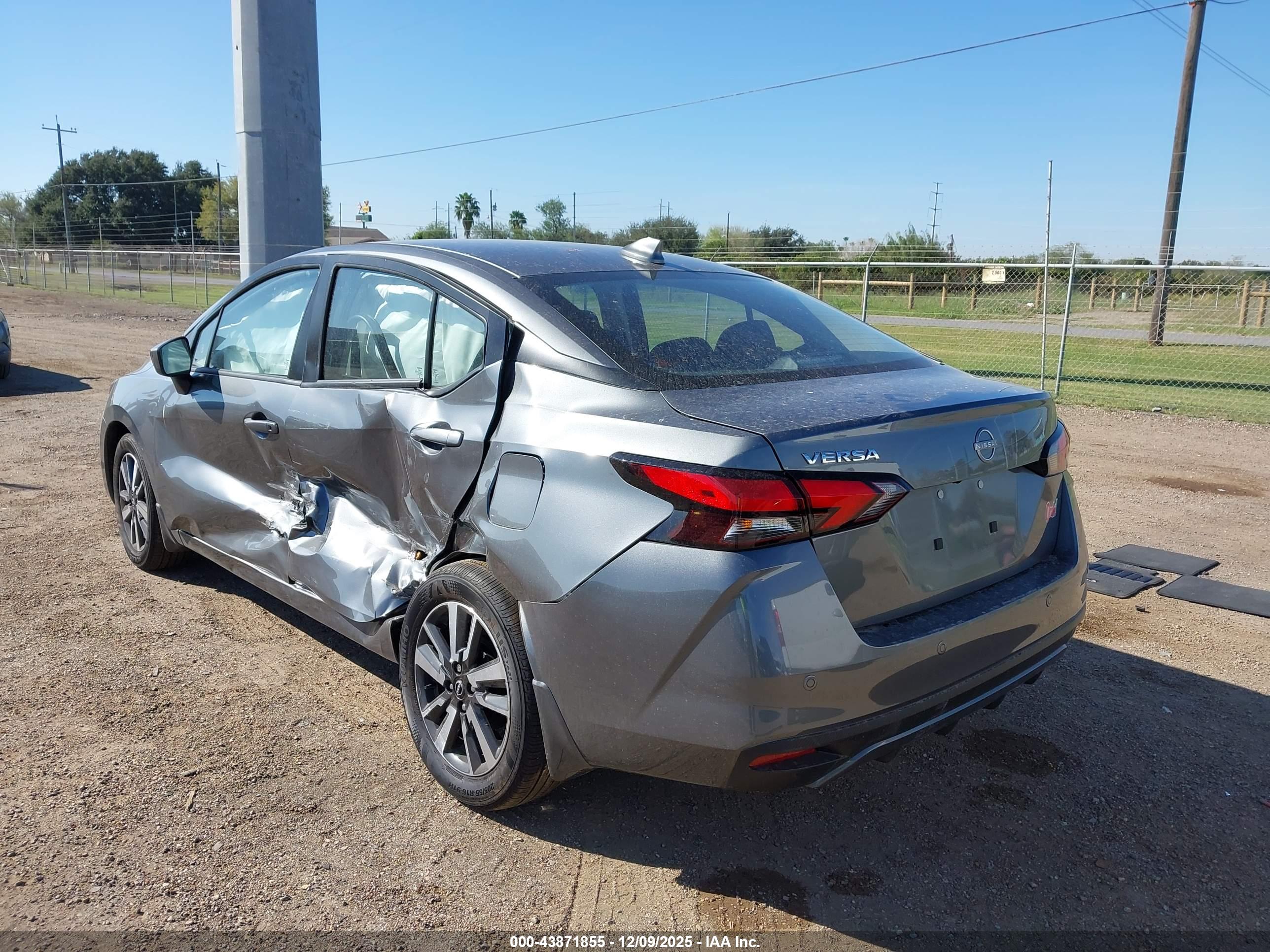 NISSAN VERSA image 3