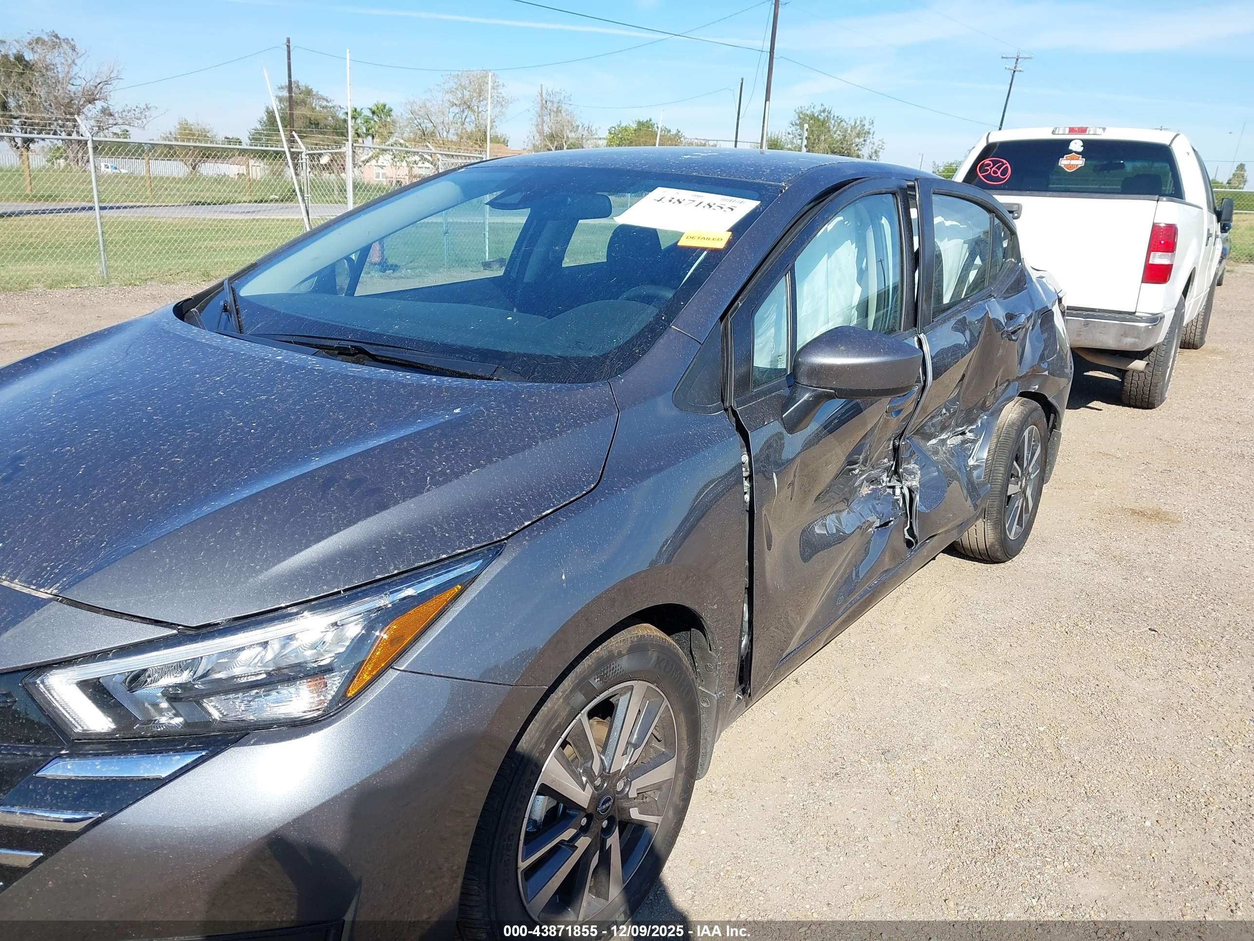 NISSAN VERSA image 6